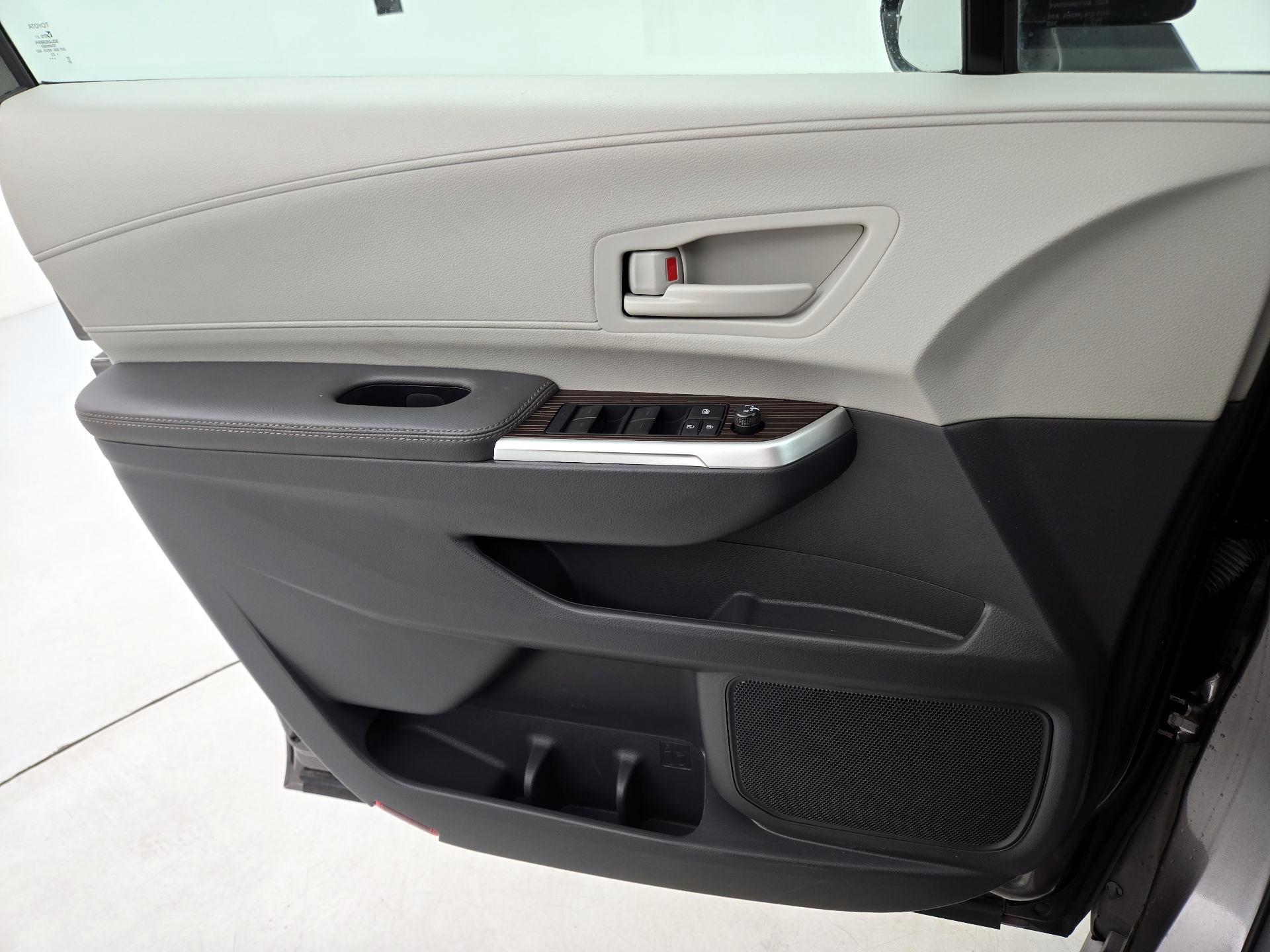 Thumbnail: 2023 Toyota Sienna - 12