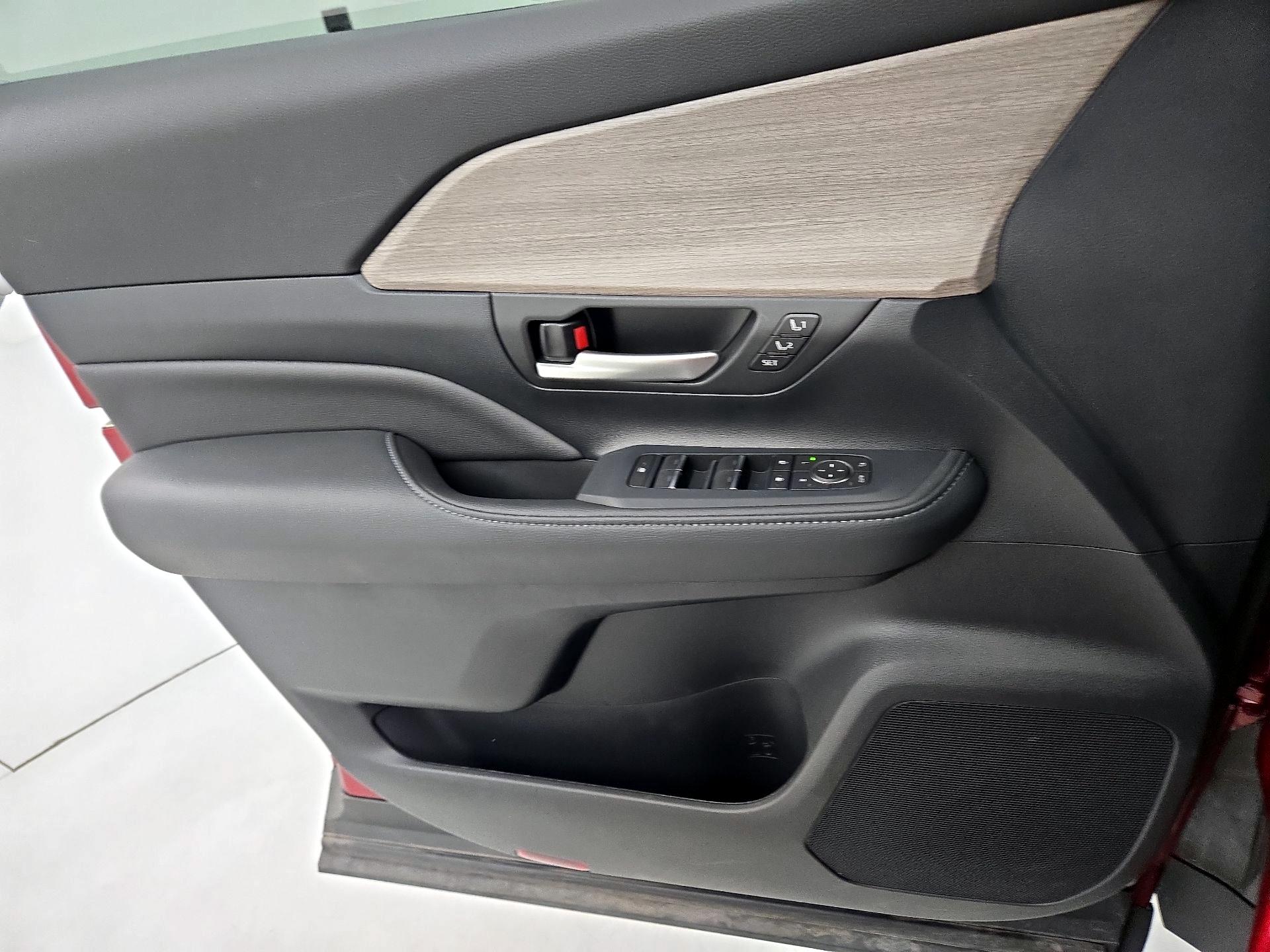 Thumbnail: 2025 Toyota Highlander - 12