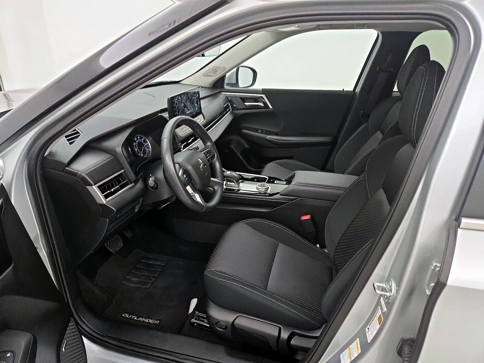 2025 Mitsubishi Outlander ES - Photo 12