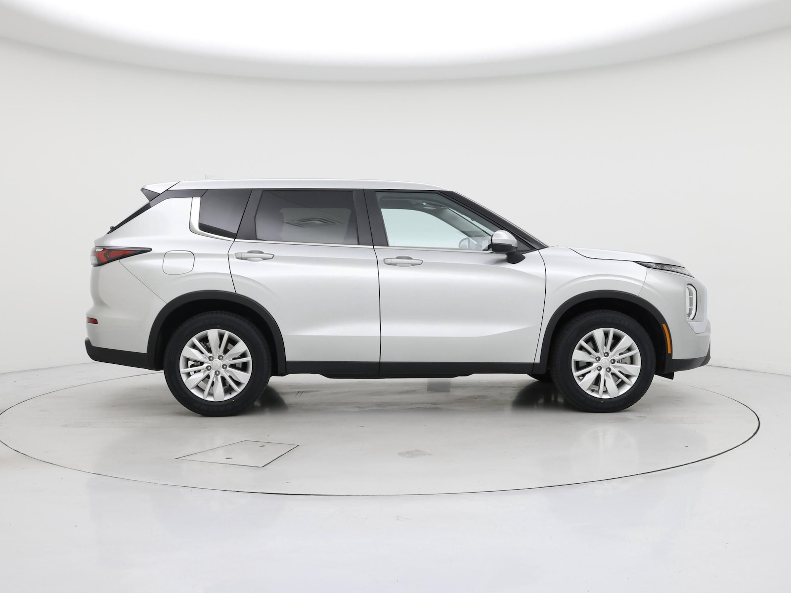 2025 Mitsubishi Outlander ES - Photo 8