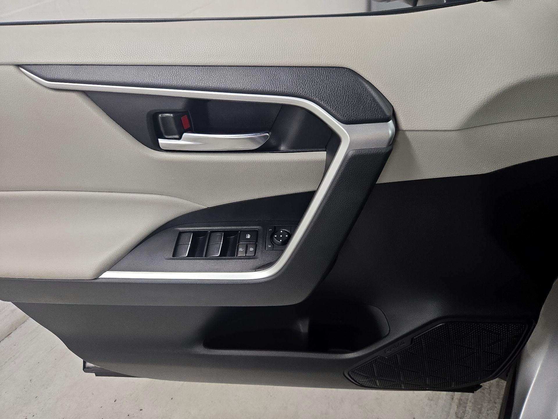 Thumbnail: 2022 Toyota RAV4 - 12