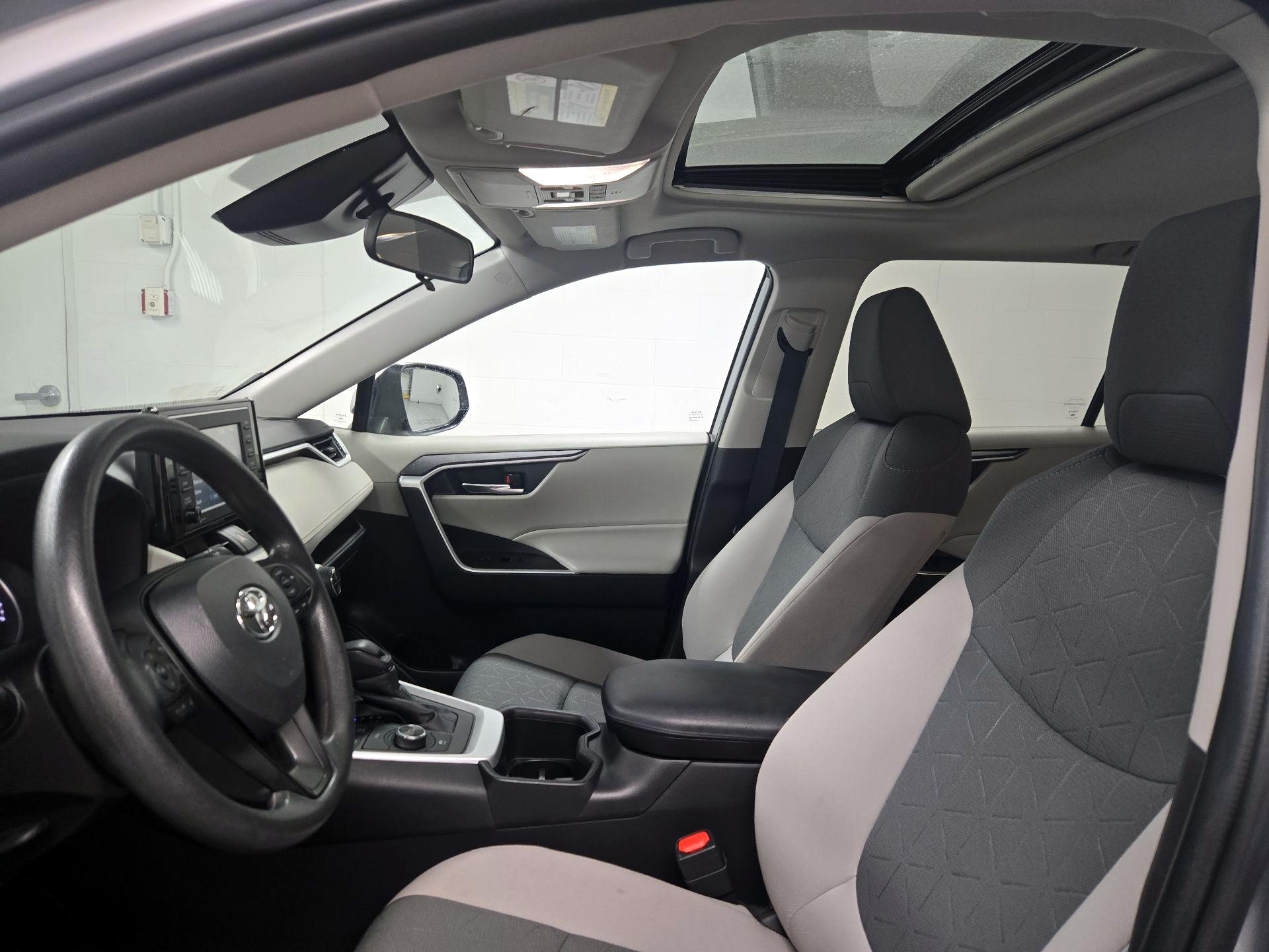 Thumbnail: 2022 Toyota RAV4 - 19