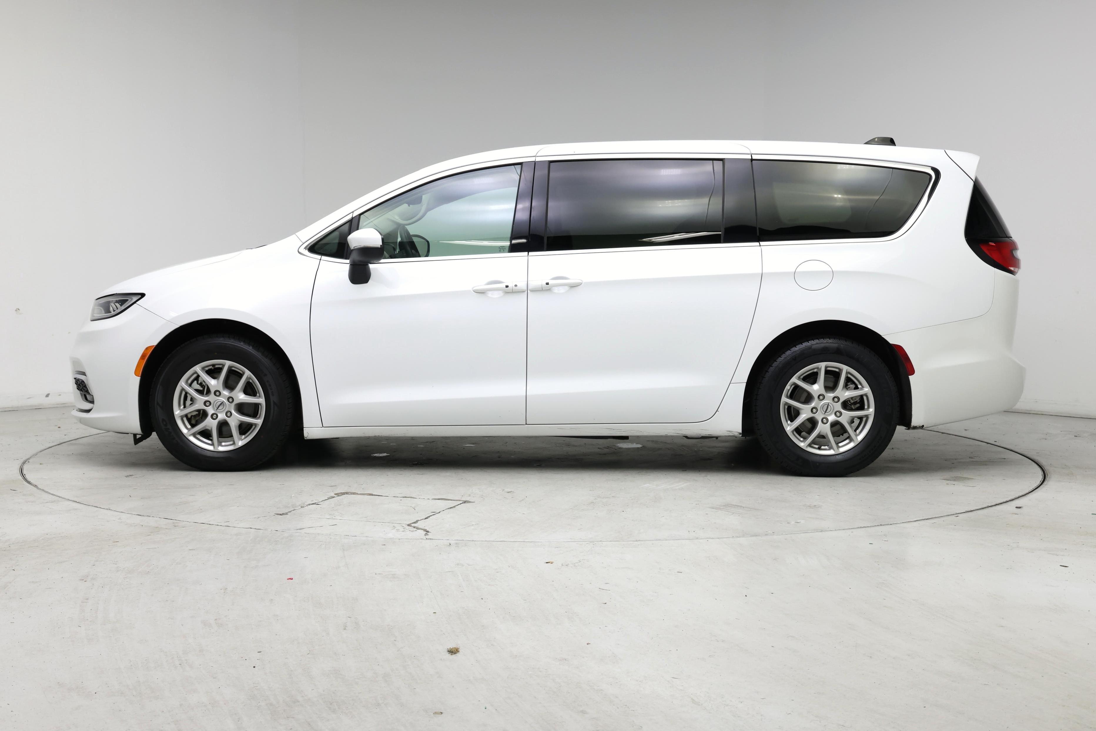 Thumbnail: 2023 Chrysler Pacifica - 3
