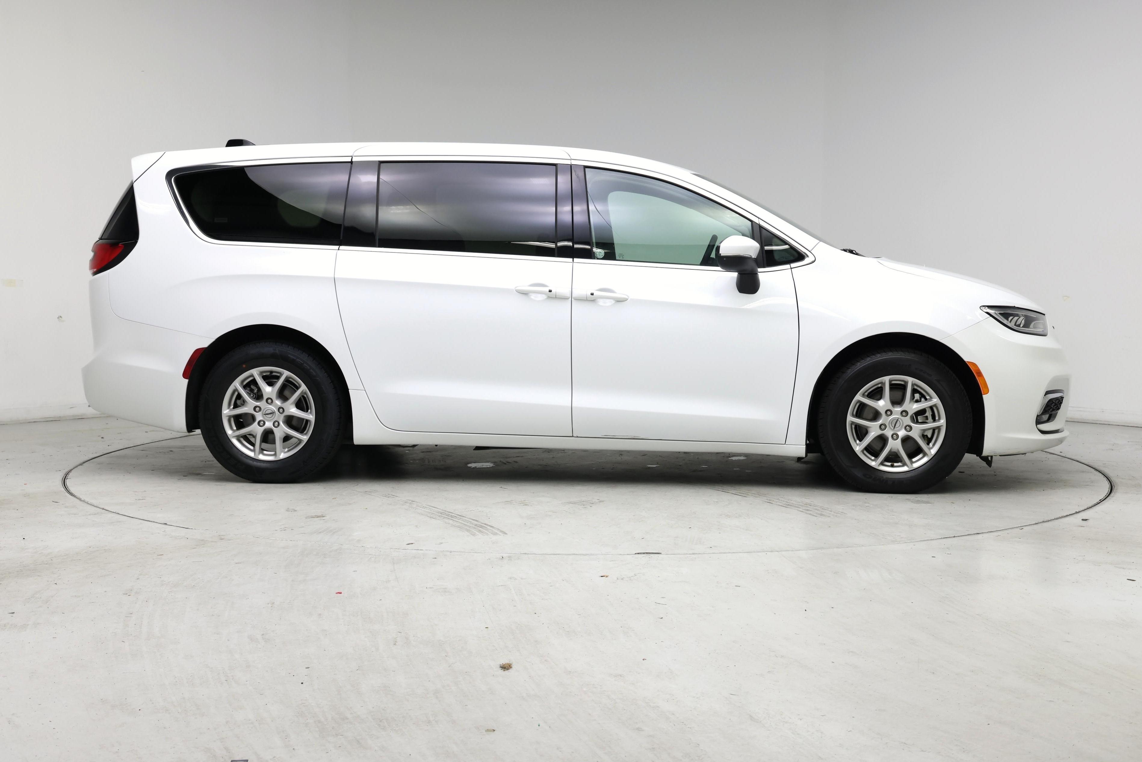 Thumbnail: 2023 Chrysler Pacifica - 7