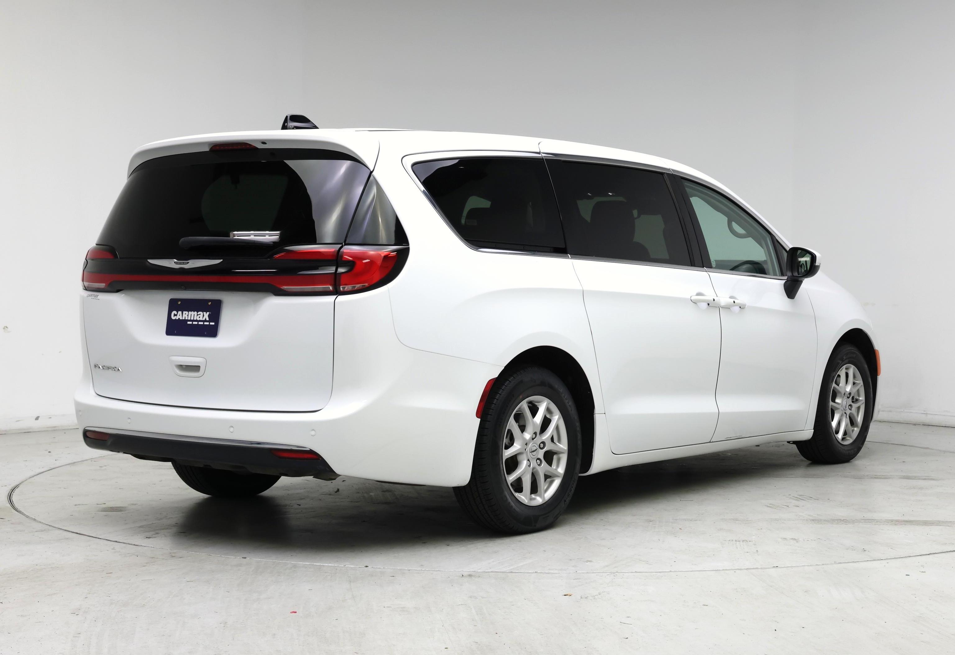 Thumbnail: 2023 Chrysler Pacifica - 8