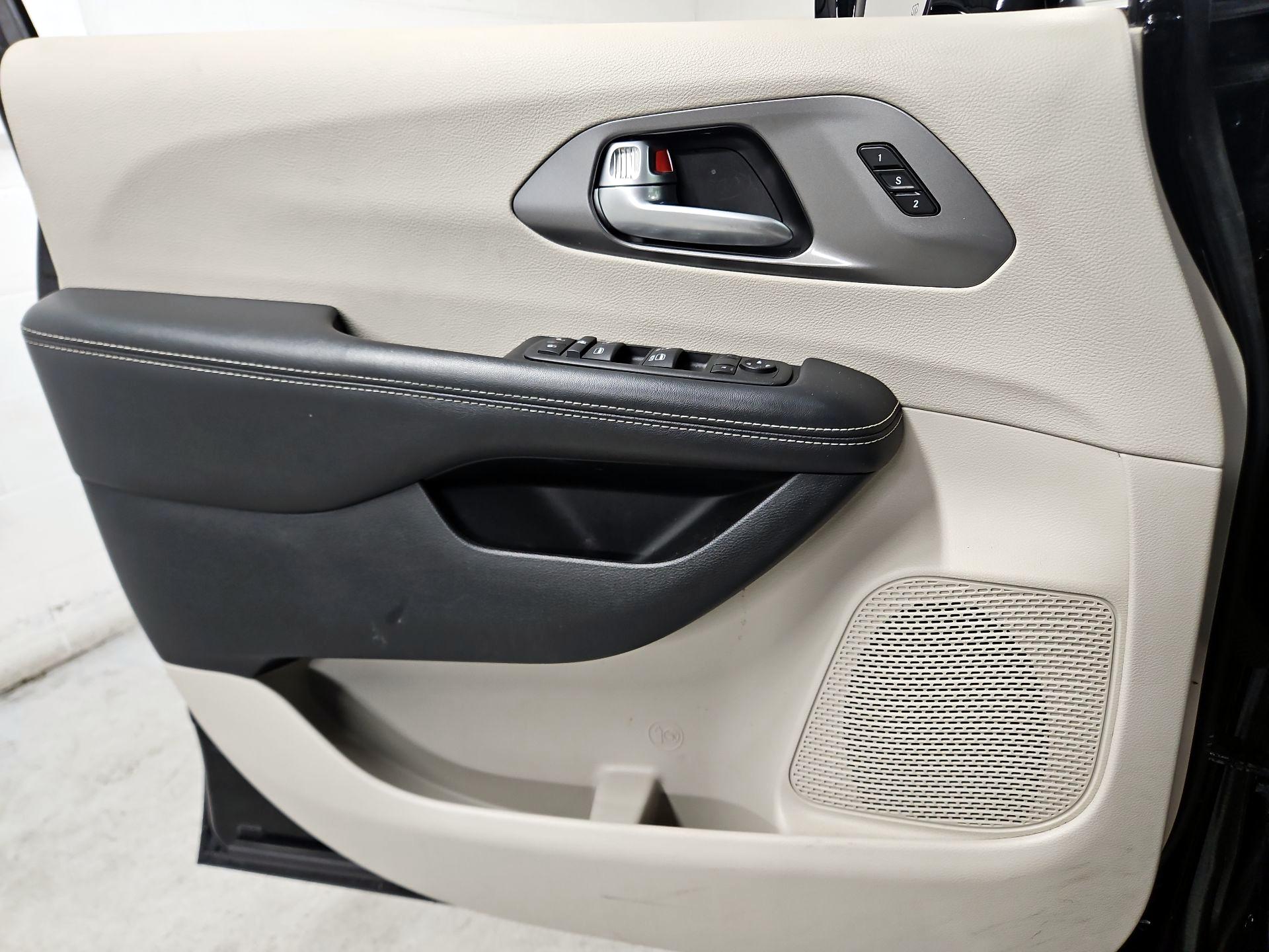 Thumbnail: 2024 Chrysler Pacifica - 12