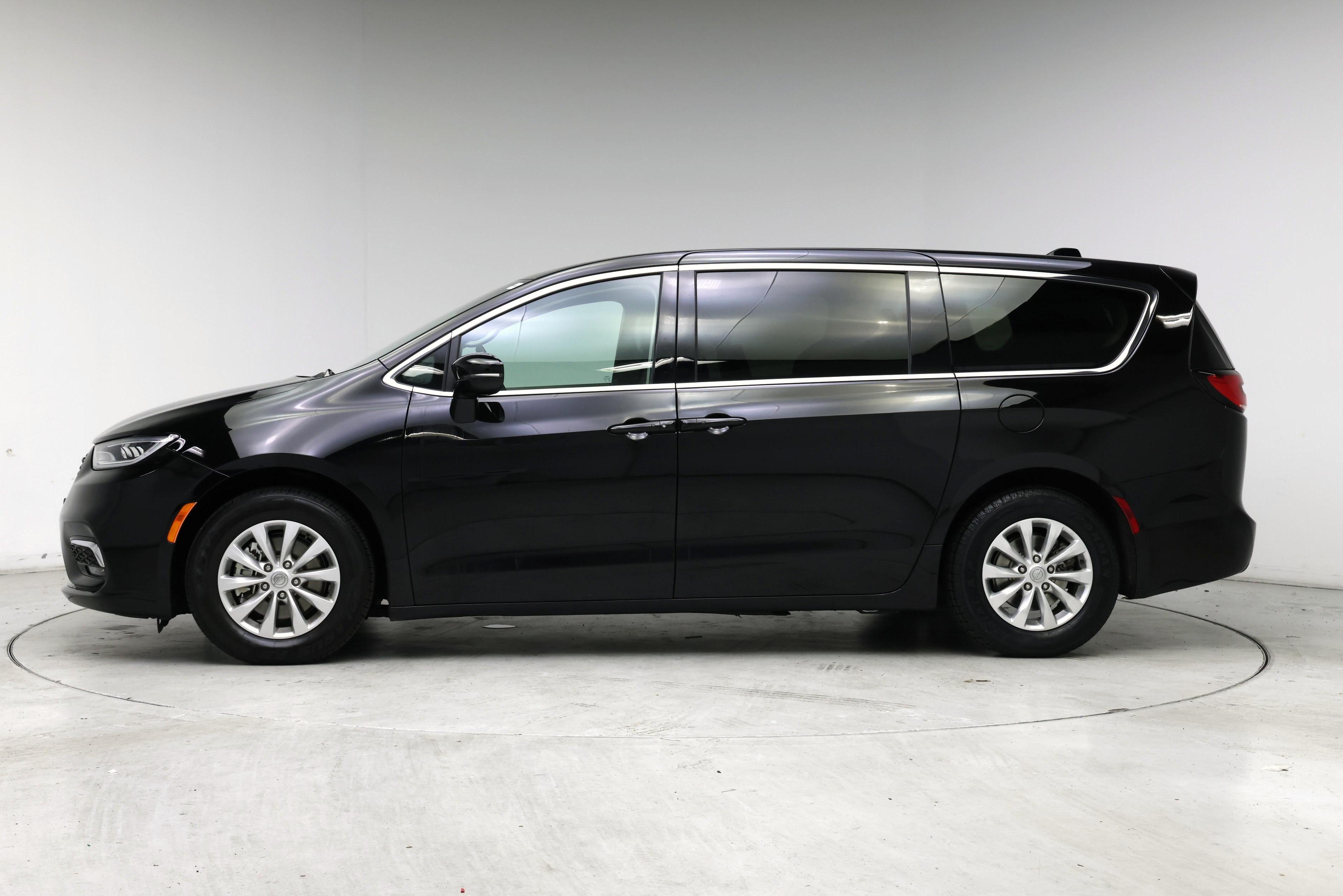 Thumbnail: 2024 Chrysler Pacifica - 3