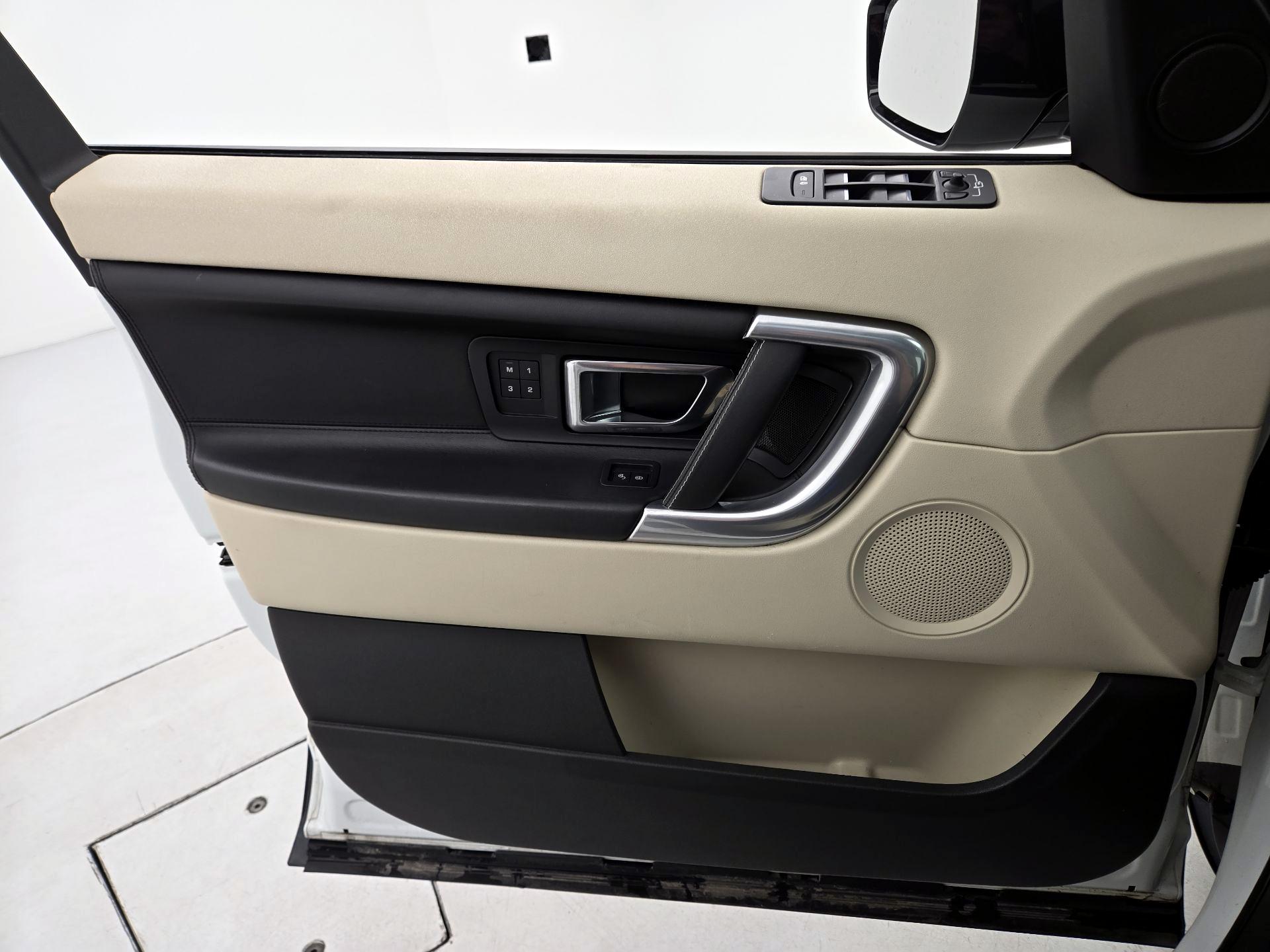 Thumbnail: 2016 Land Rover Discovery Sport - 12
