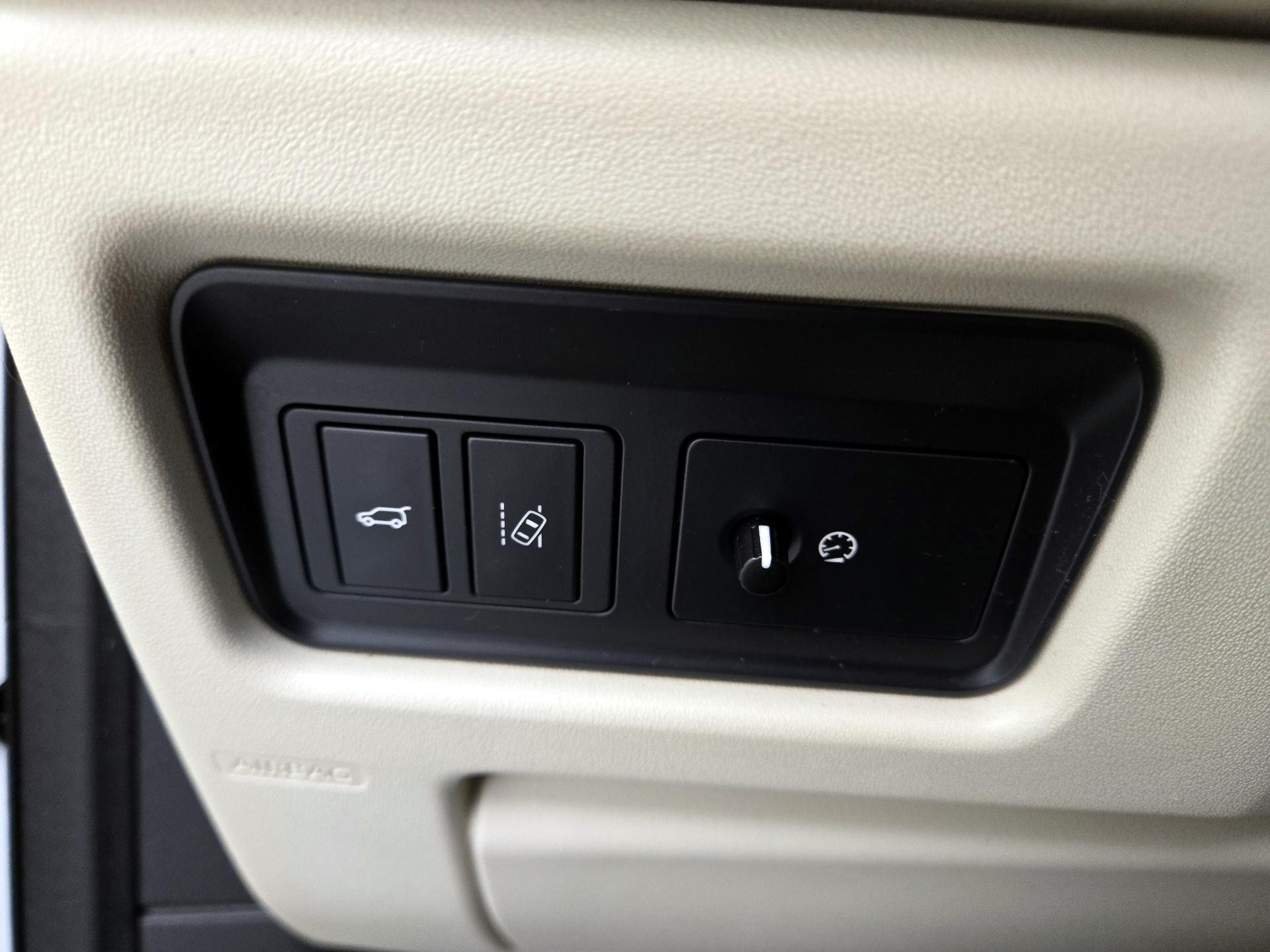 Thumbnail: 2016 Land Rover Discovery Sport - 13