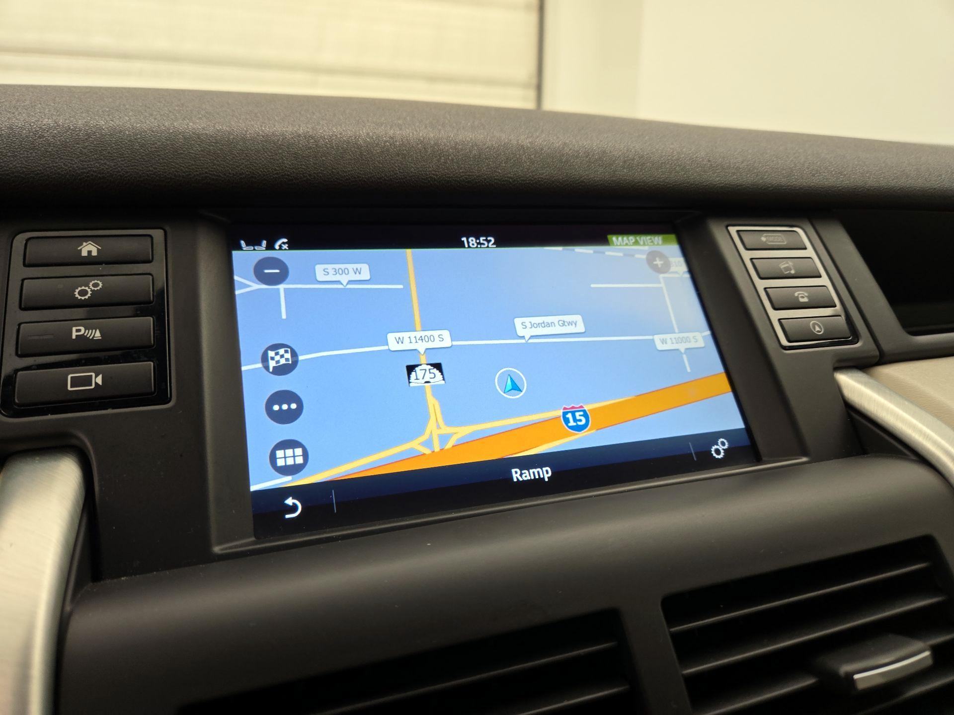 Thumbnail: 2016 Land Rover Discovery Sport - 14