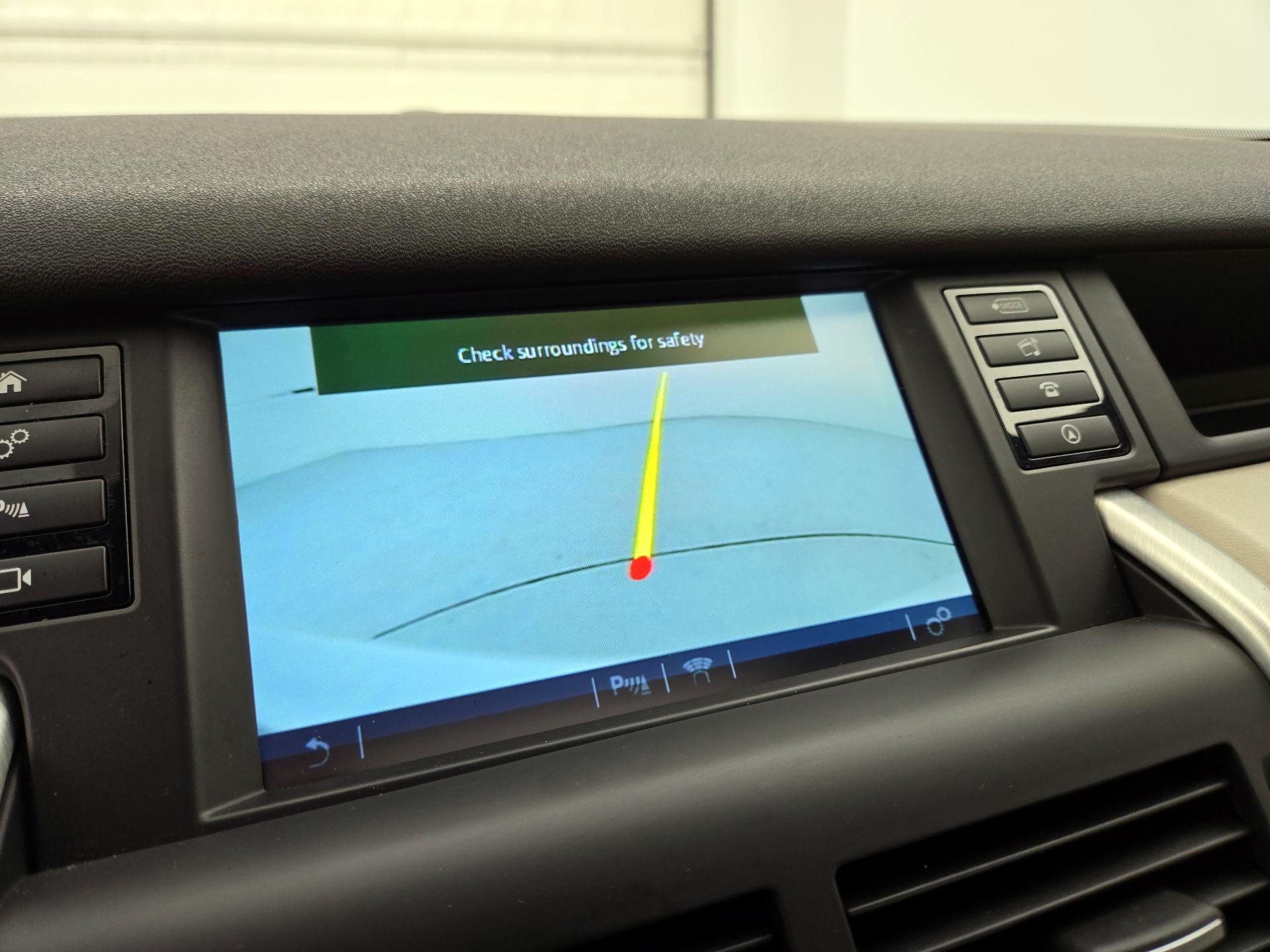 Thumbnail: 2016 Land Rover Discovery Sport - 15