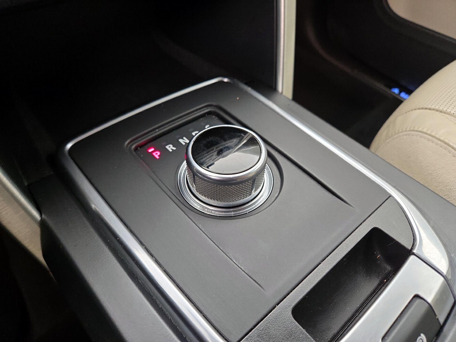 Thumbnail: 2016 Land Rover Discovery Sport - 18