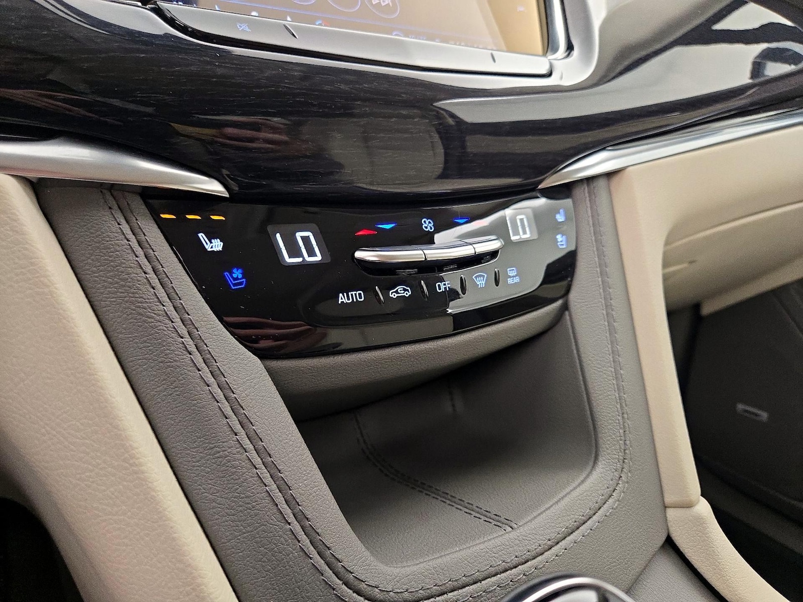 2024 Cadillac XT6 Premium Luxury - Photo 18