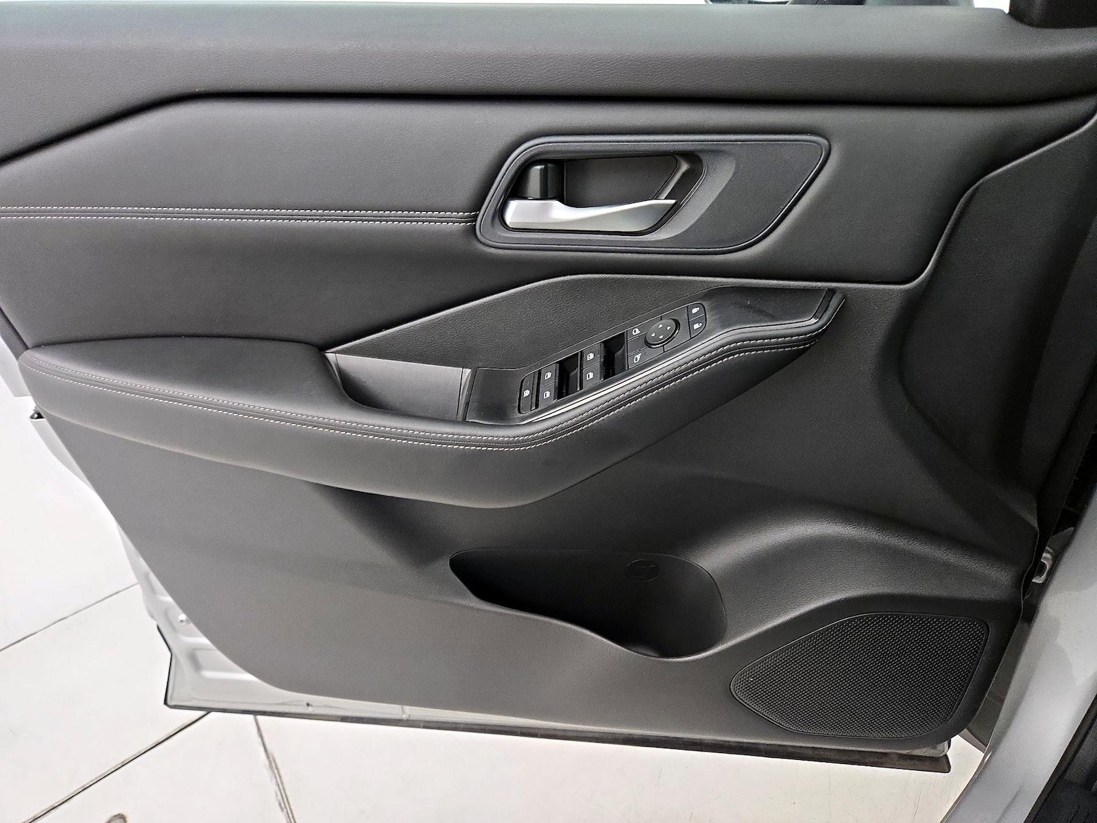 2024 Nissan Rogue SV - Photo 13