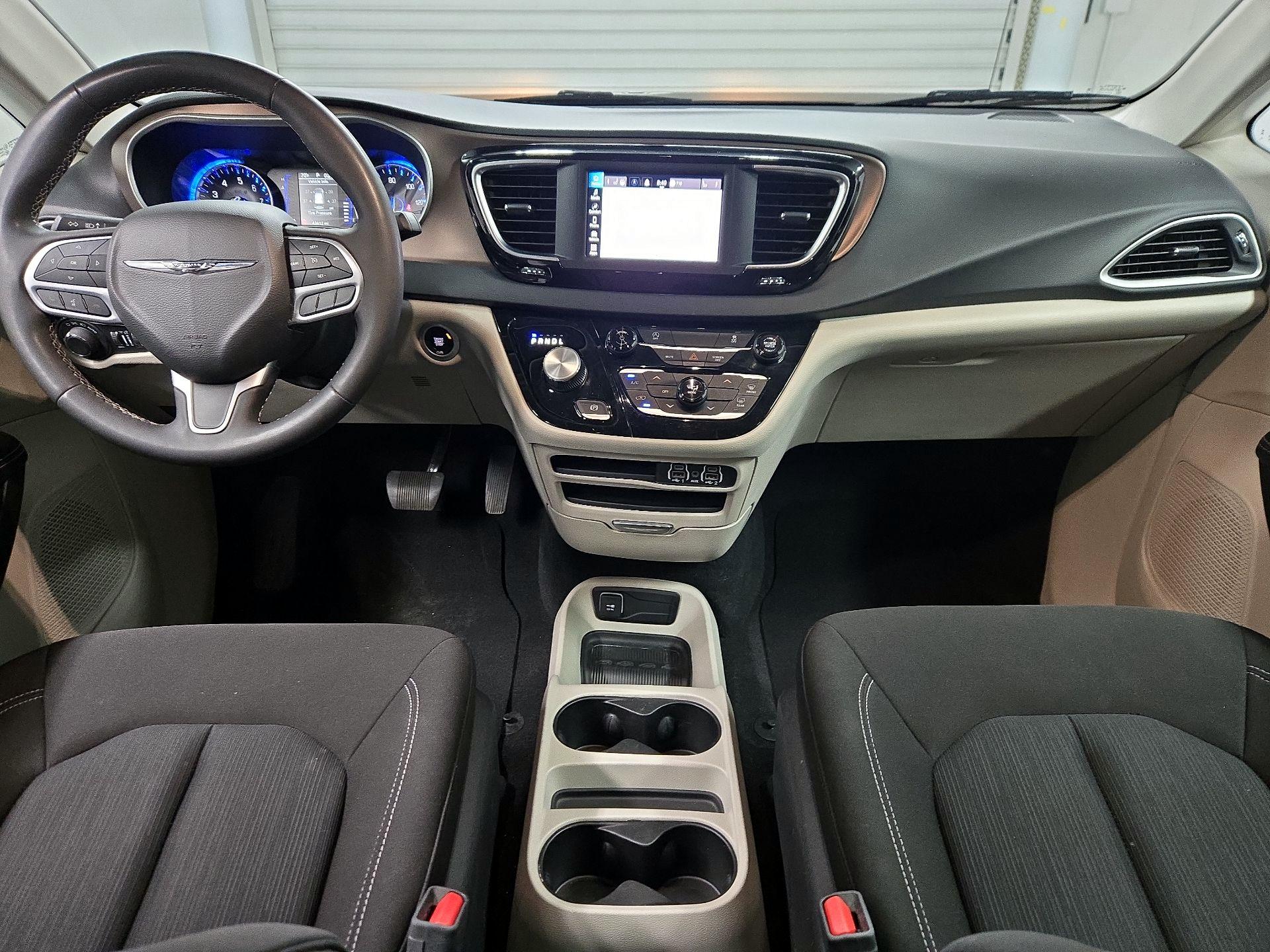 Thumbnail: 2023 Chrysler Voyager - 9