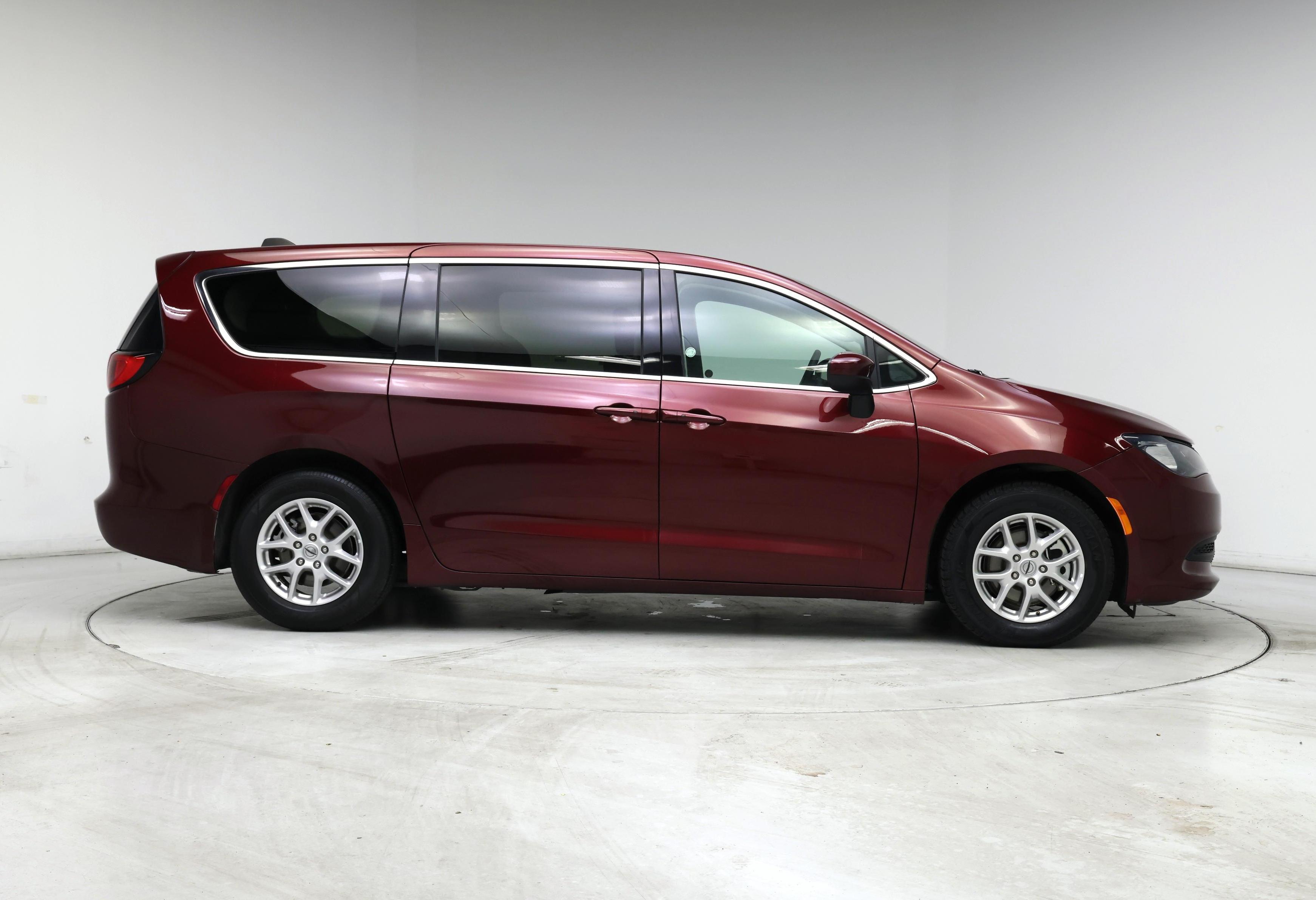Thumbnail: 2023 Chrysler Voyager - 7