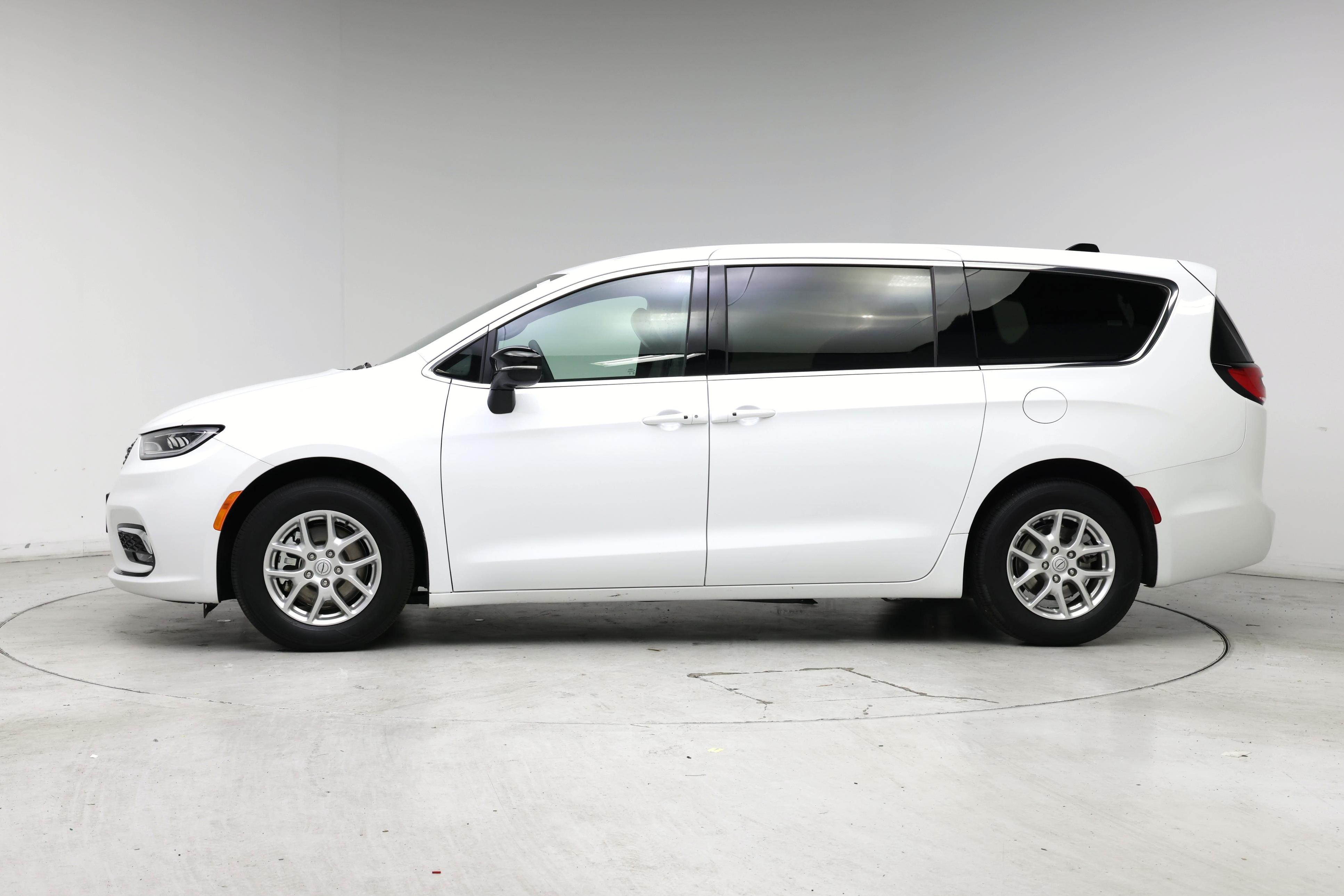 Thumbnail: 2025 Chrysler Pacifica - 3