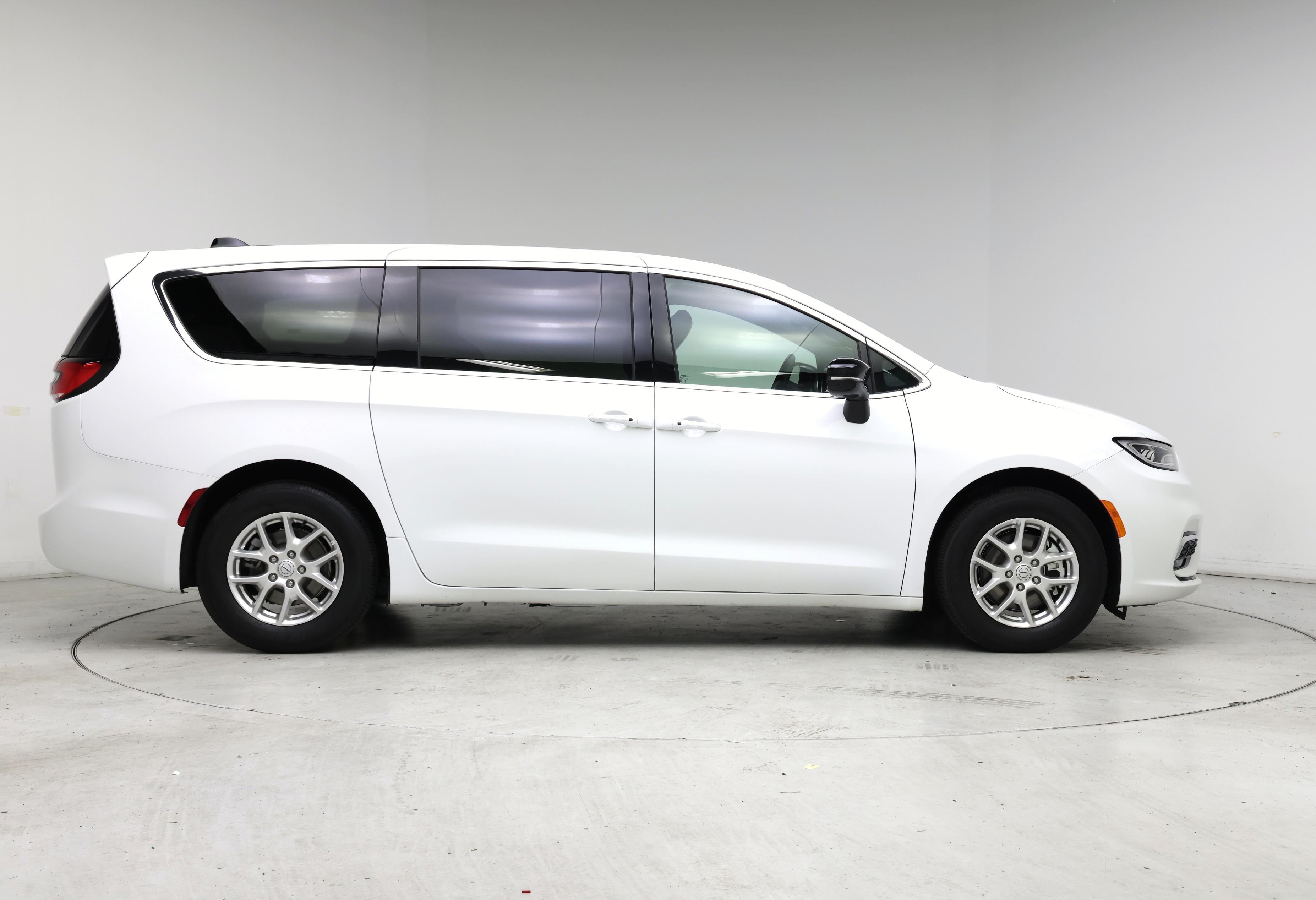 Thumbnail: 2025 Chrysler Pacifica - 7