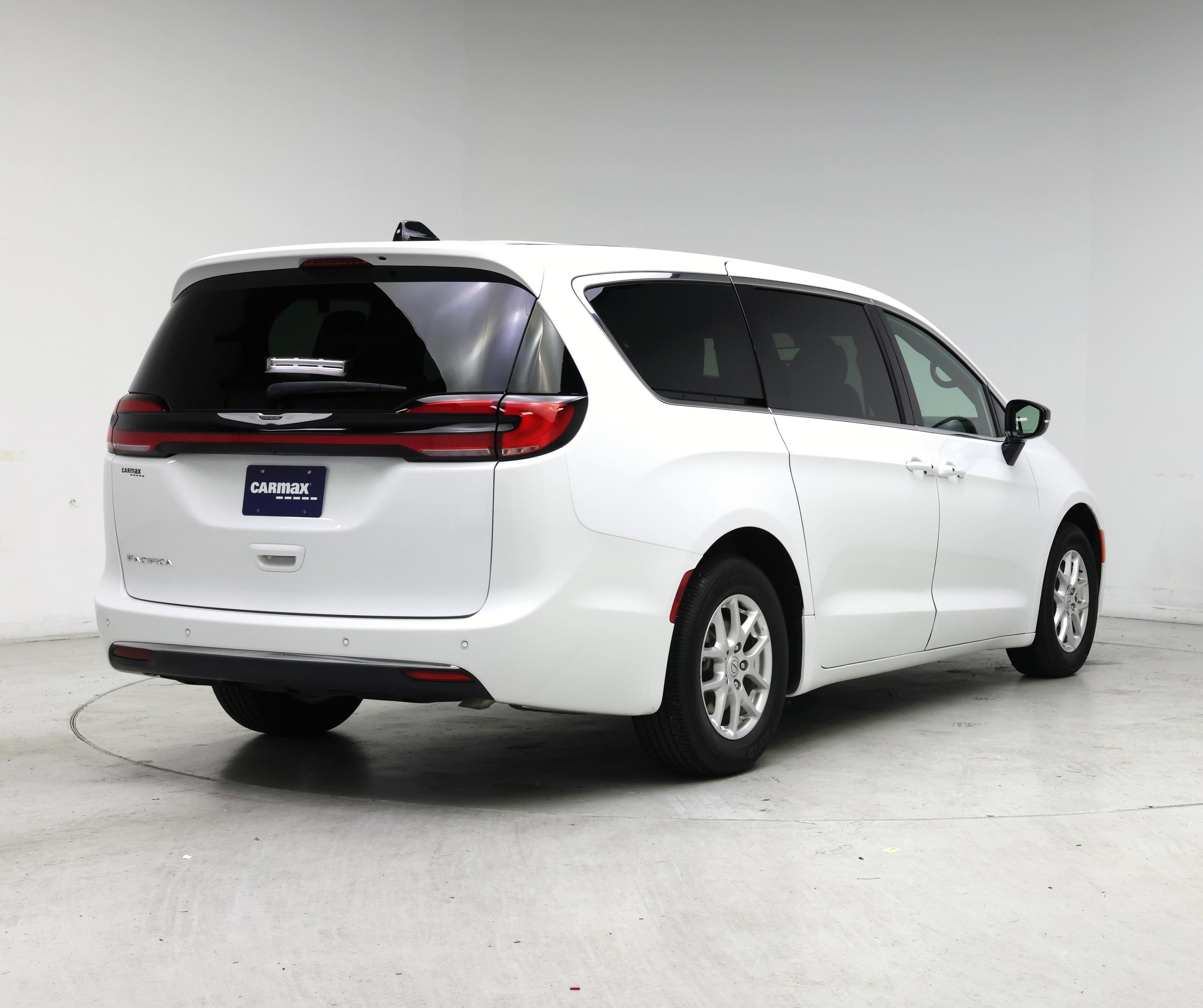 Thumbnail: 2025 Chrysler Pacifica - 8