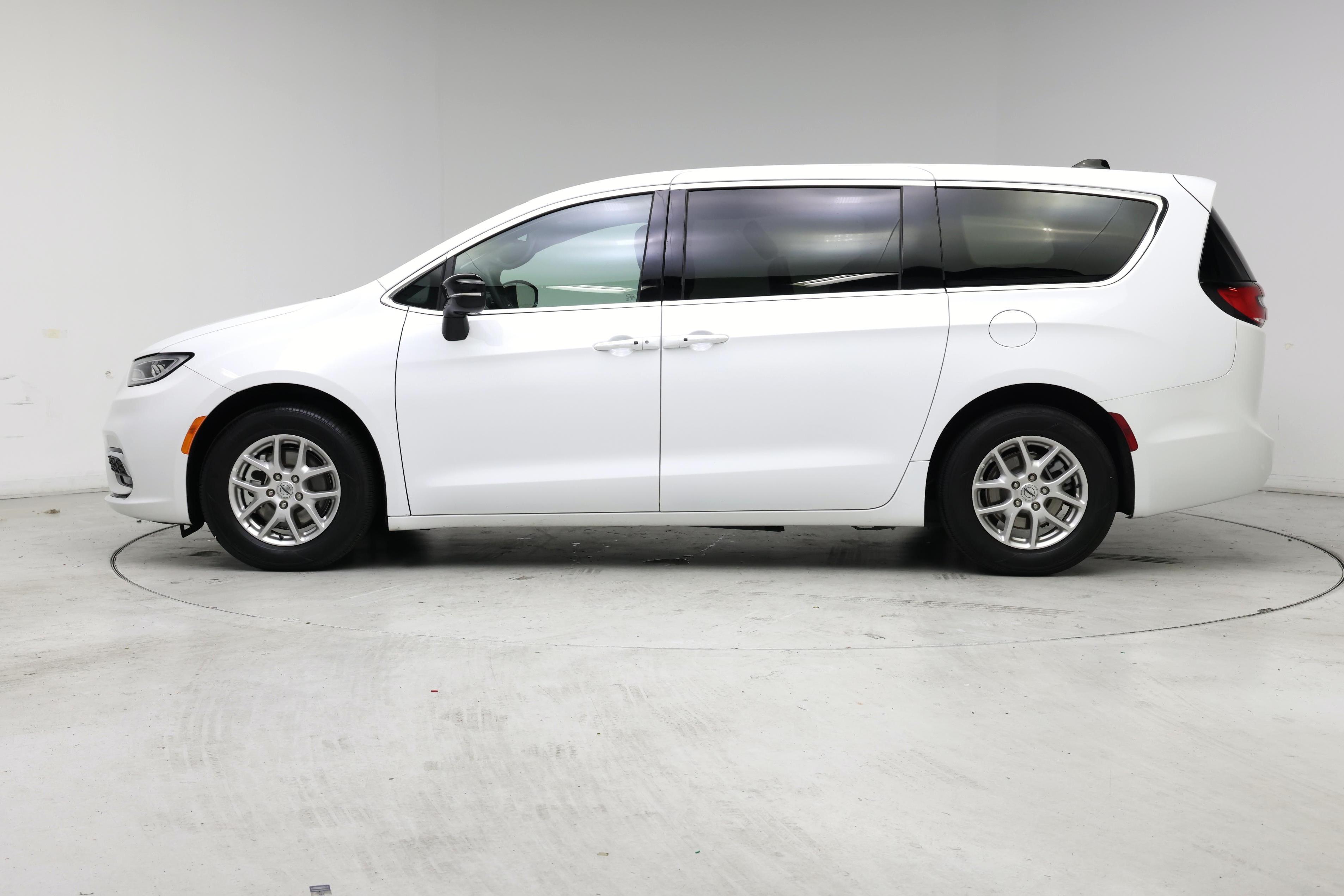 Thumbnail: 2025 Chrysler Pacifica - 3