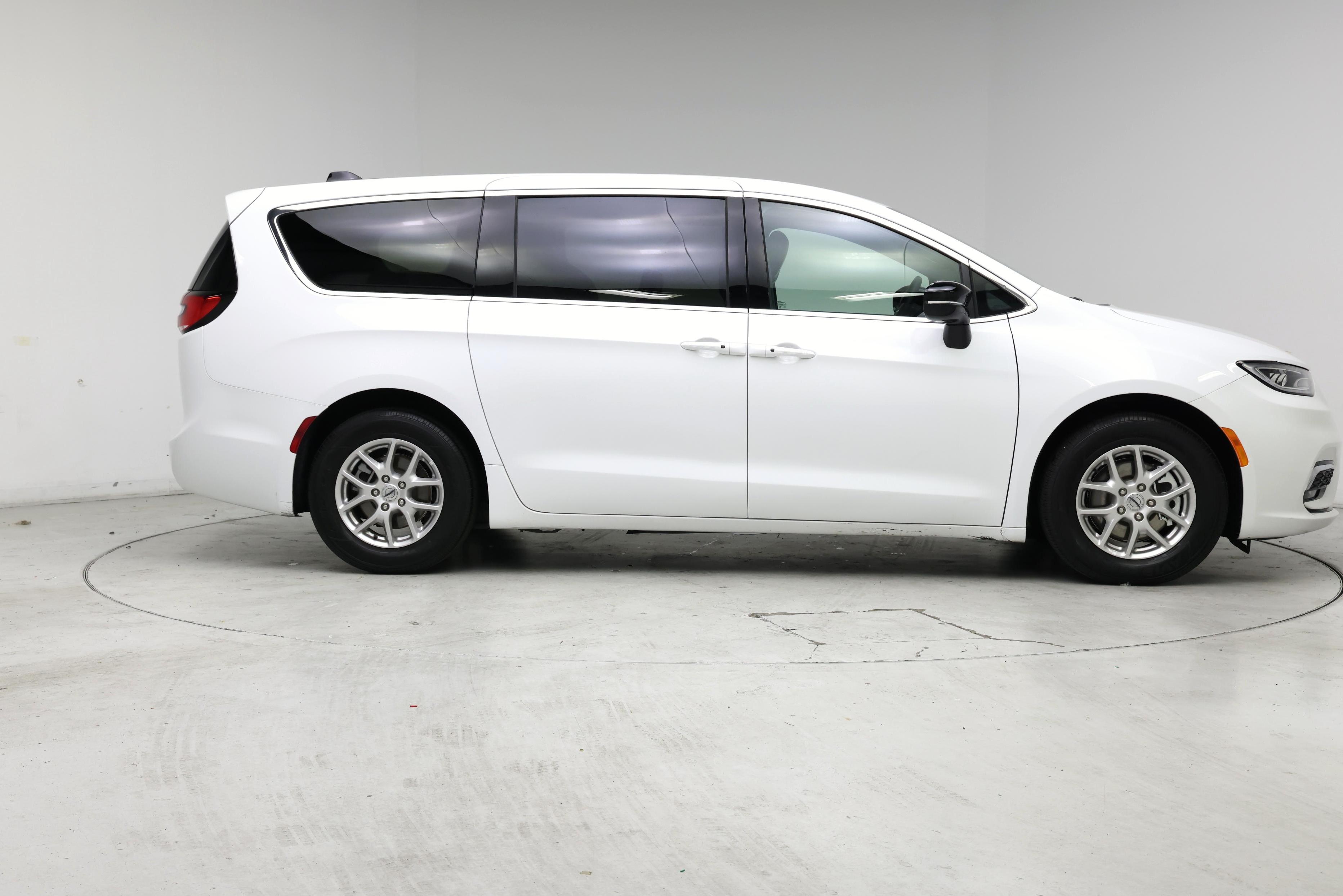 Thumbnail: 2025 Chrysler Pacifica - 7