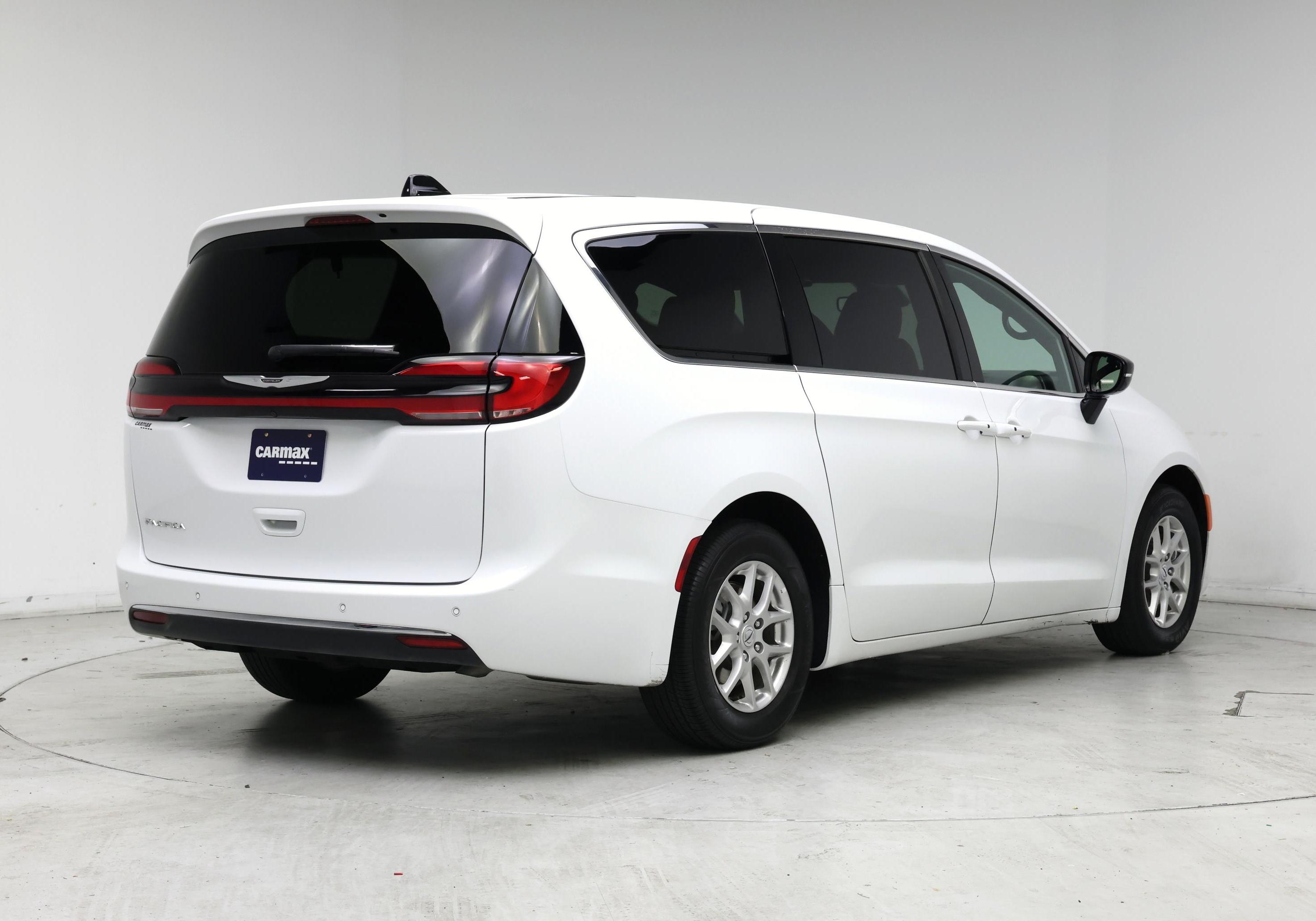 Thumbnail: 2025 Chrysler Pacifica - 8