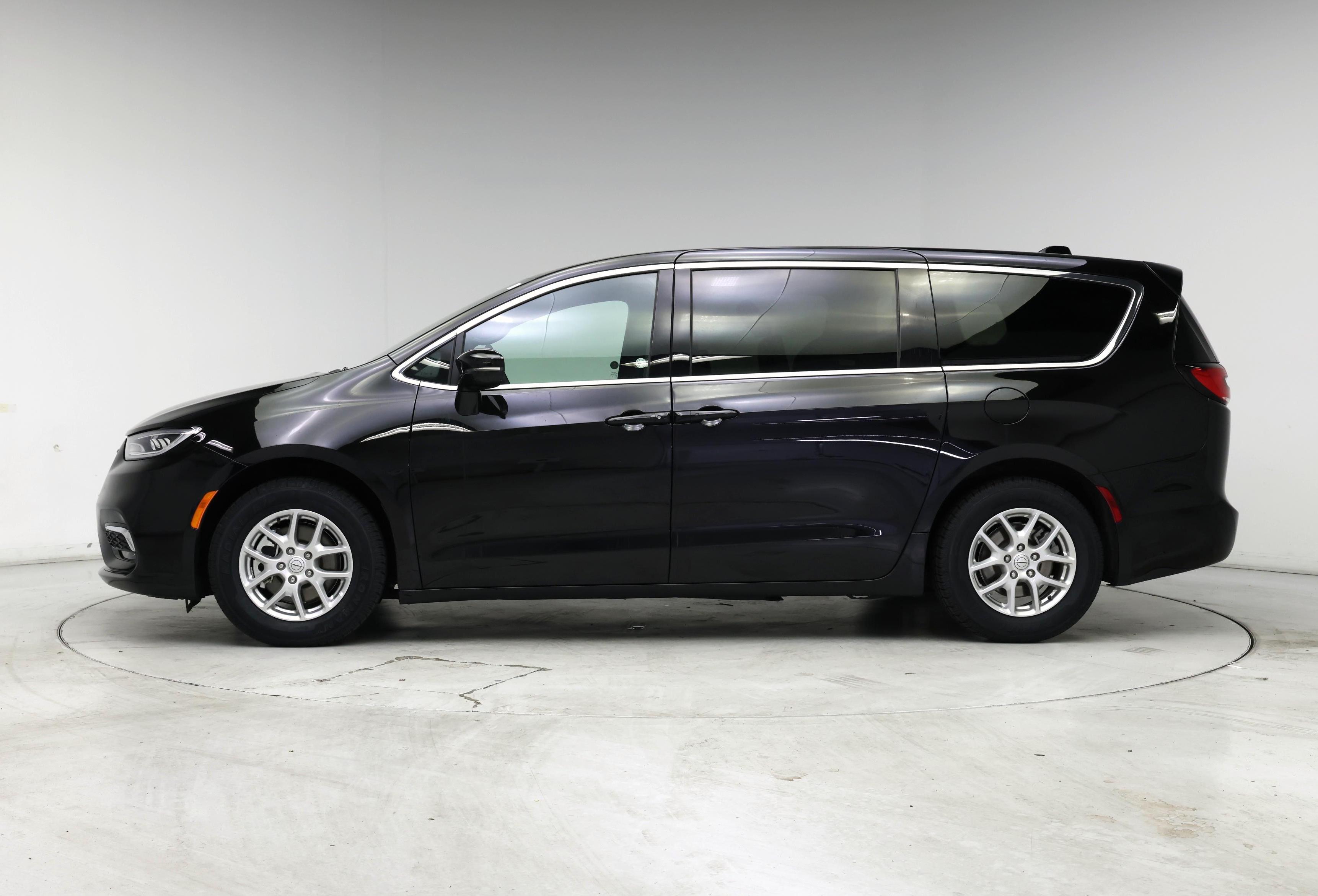 Thumbnail: 2025 Chrysler Pacifica - 3