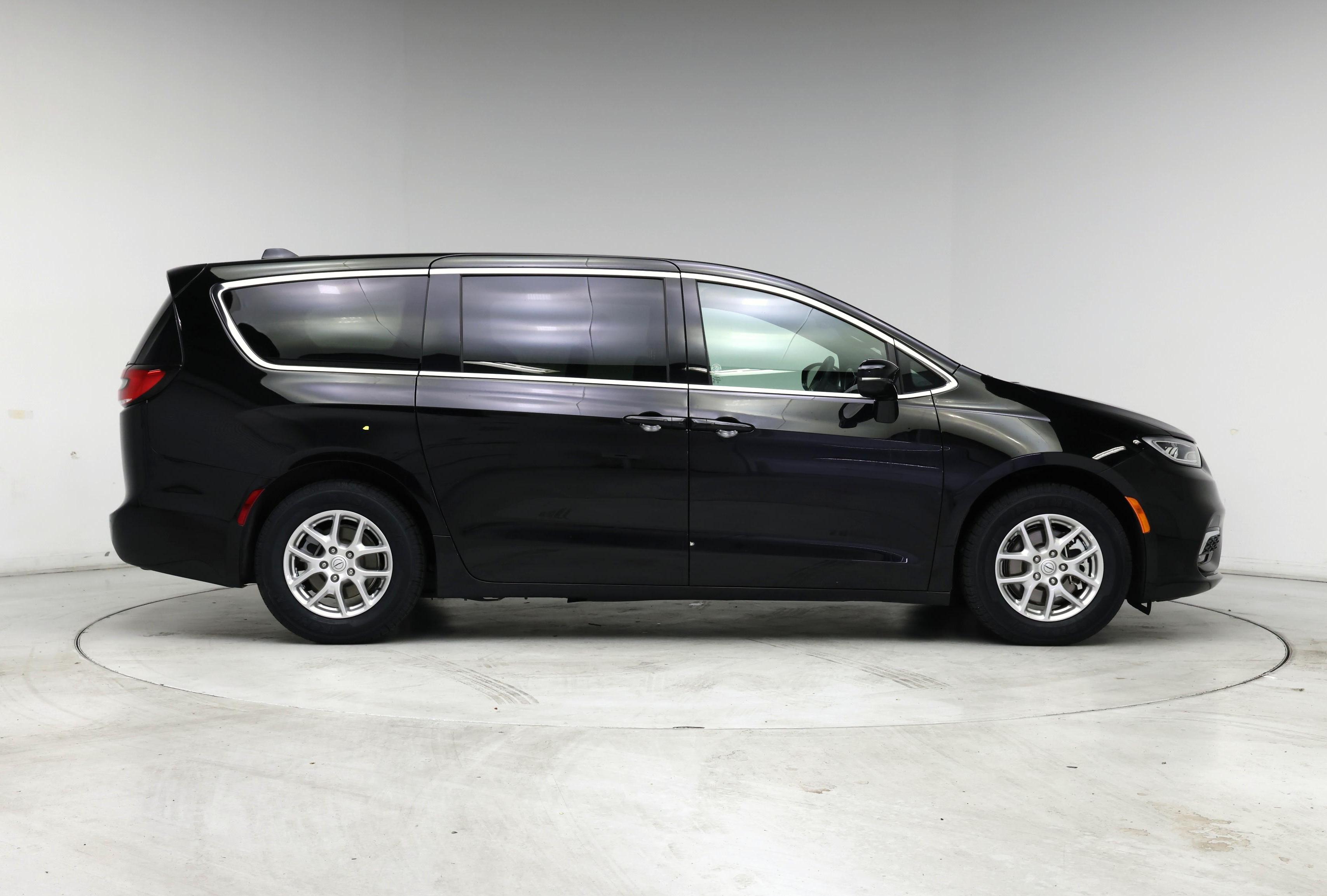 Thumbnail: 2025 Chrysler Pacifica - 7