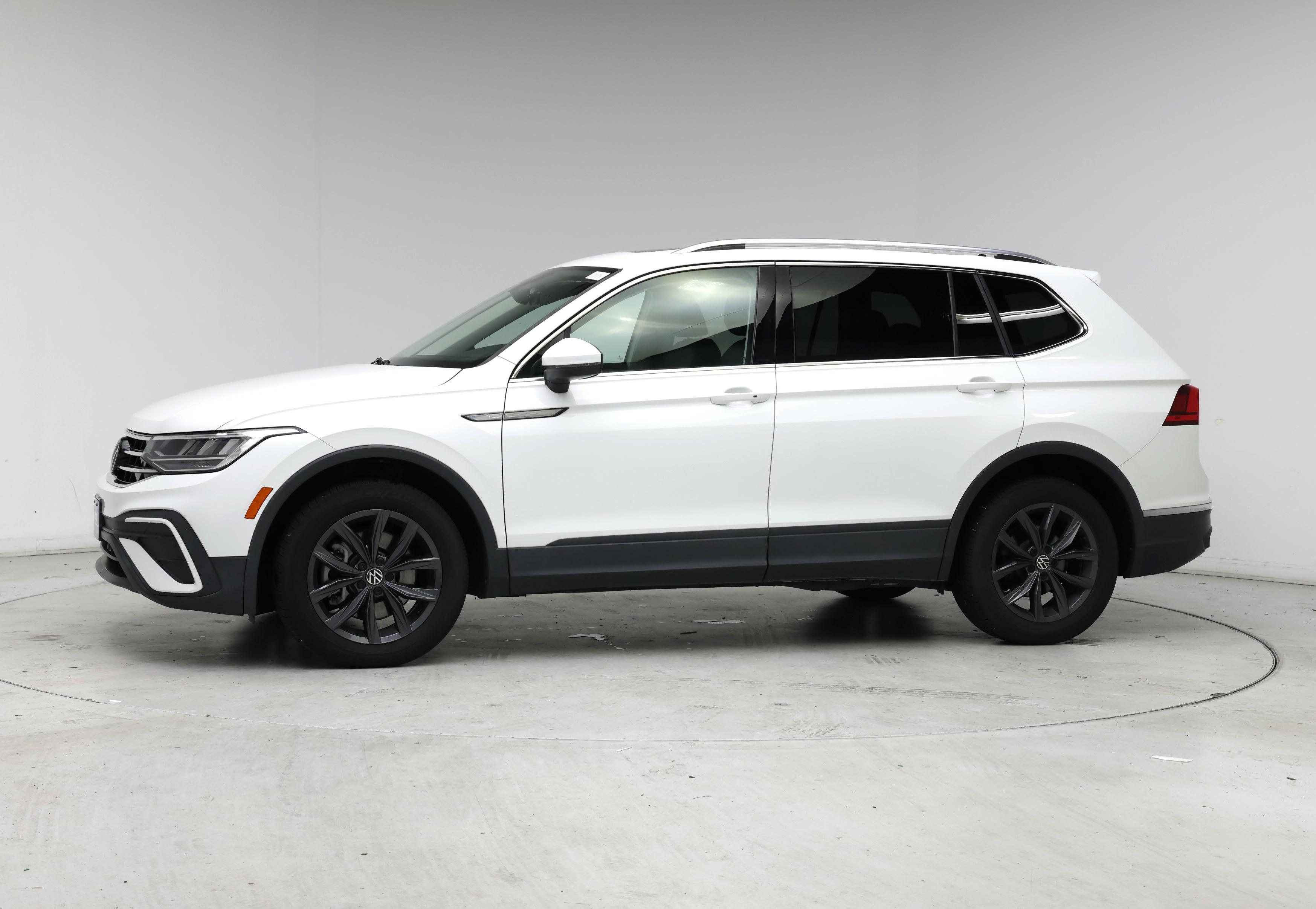Thumbnail: 2022 Volkswagen Tiguan - 3