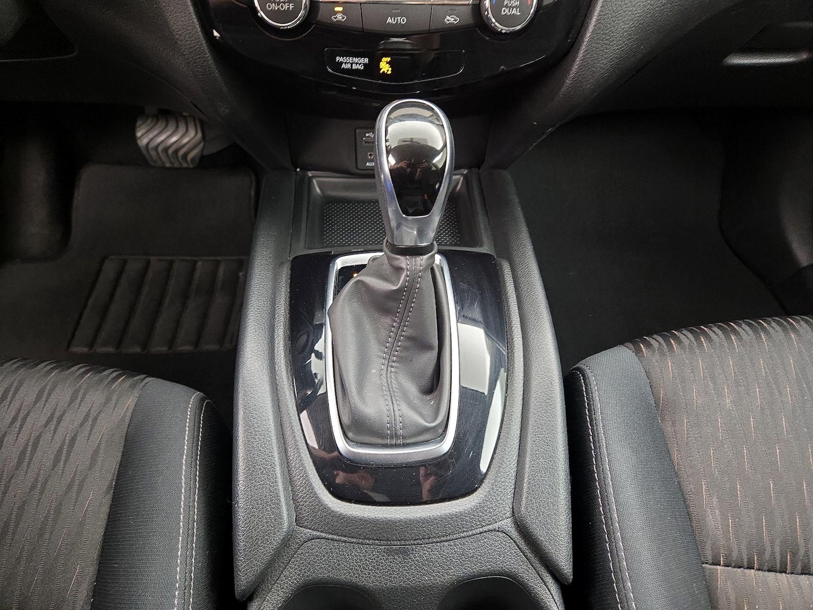 2017 Nissan Rogue SV - Photo 19