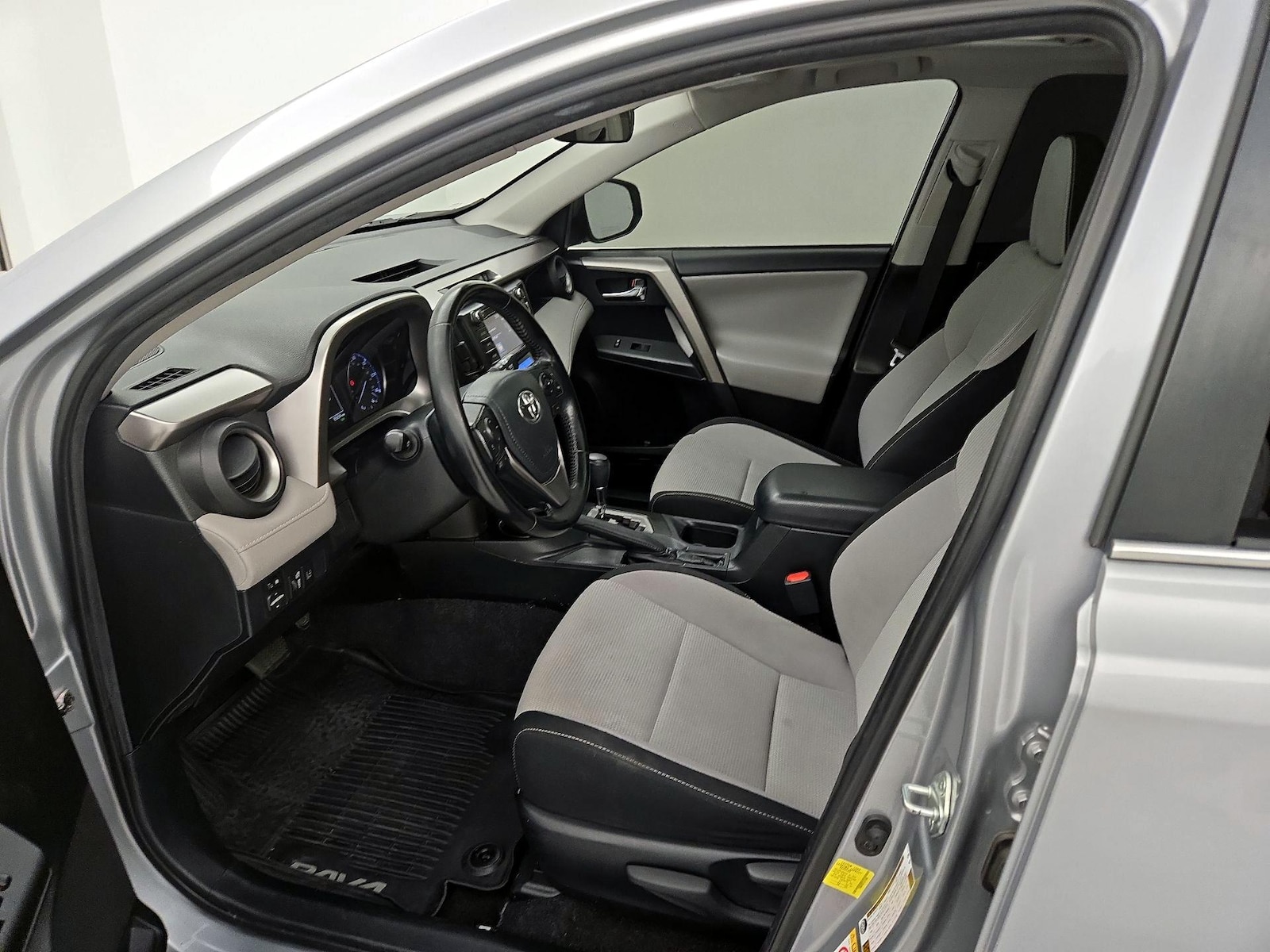 2018 Toyota RAV4 XLE - Photo 12