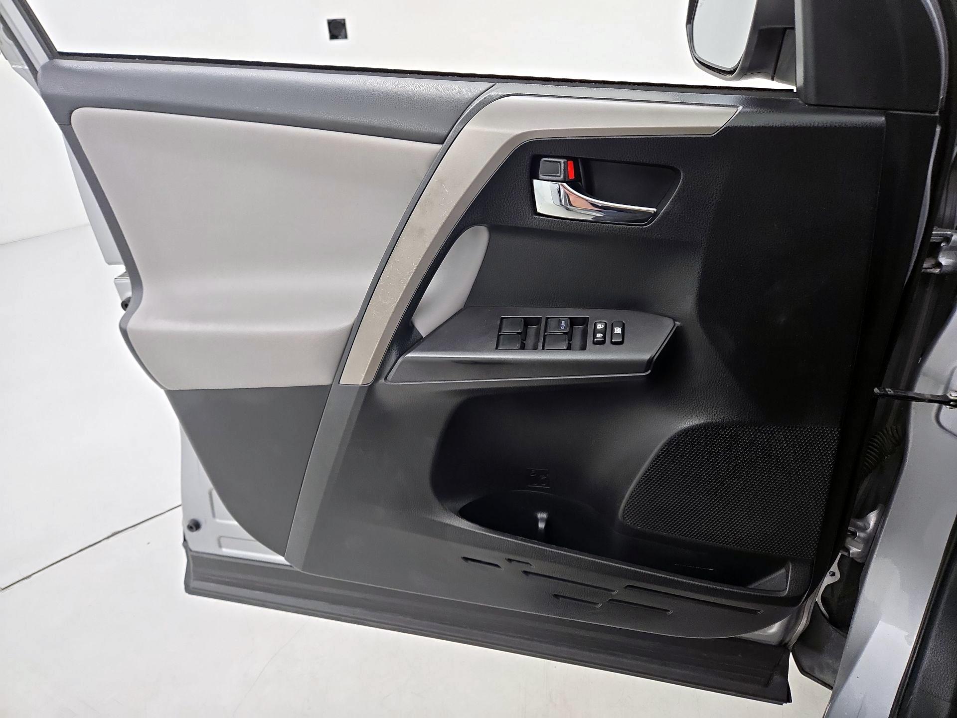 Thumbnail: 2018 Toyota RAV4 - 12