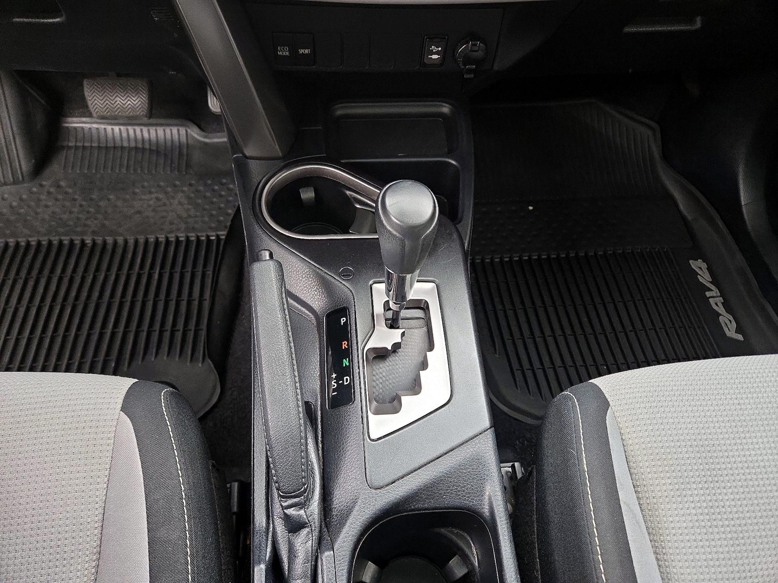 2018 Toyota RAV4 XLE - Photo 18