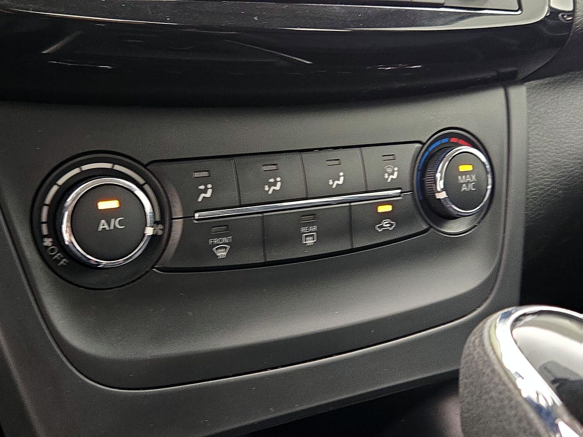 Thumbnail: 2016 Nissan Sentra - 16