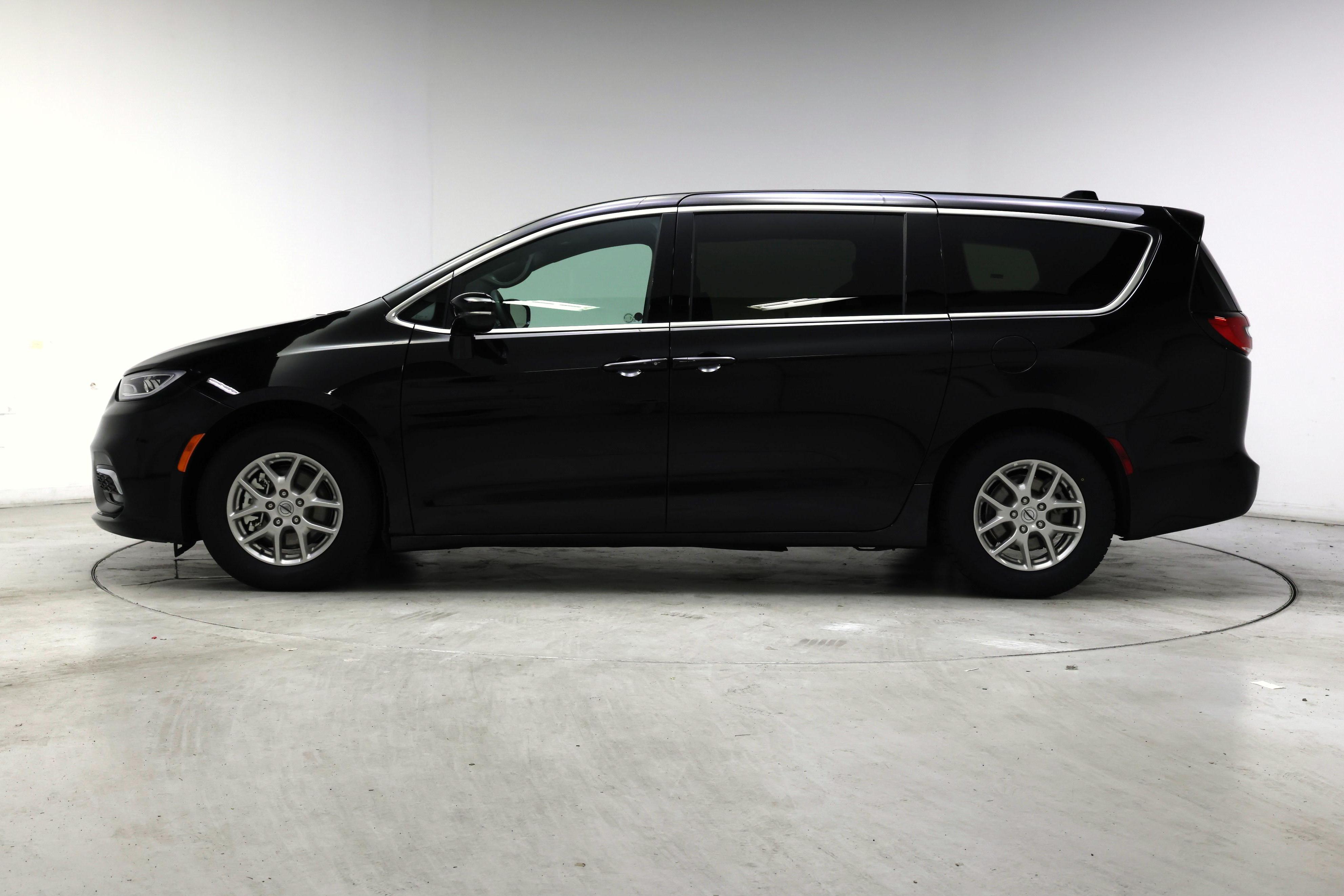 Thumbnail: 2025 Chrysler Pacifica - 3