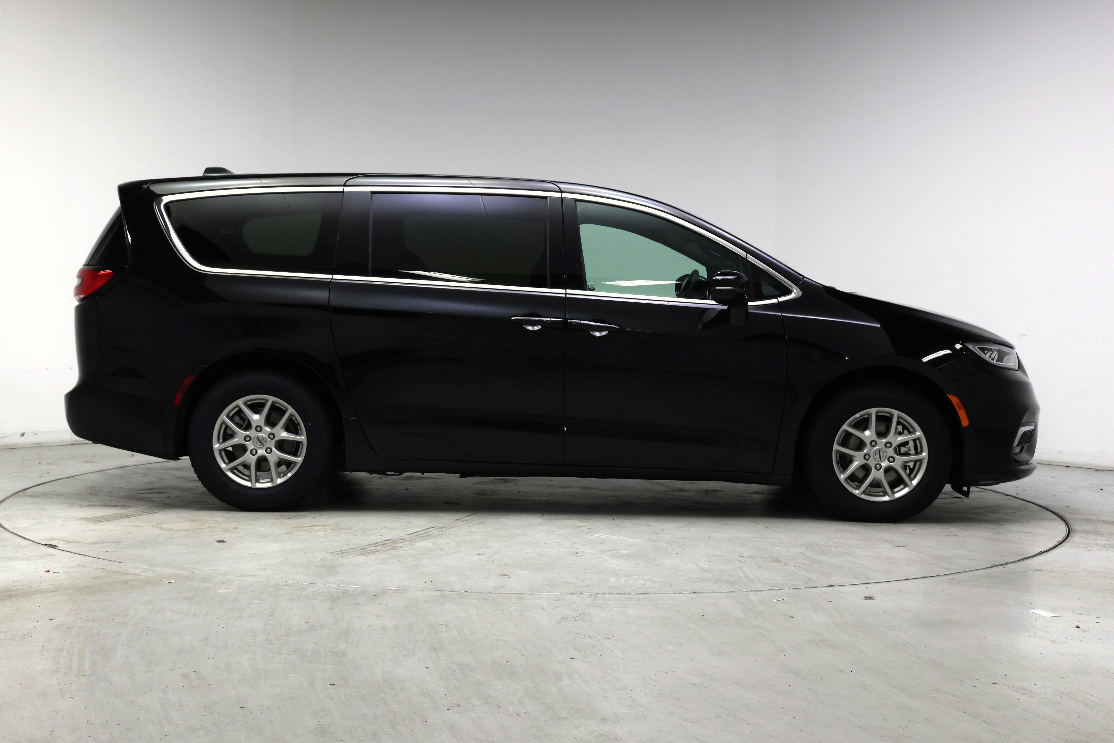 Thumbnail: 2025 Chrysler Pacifica - 7