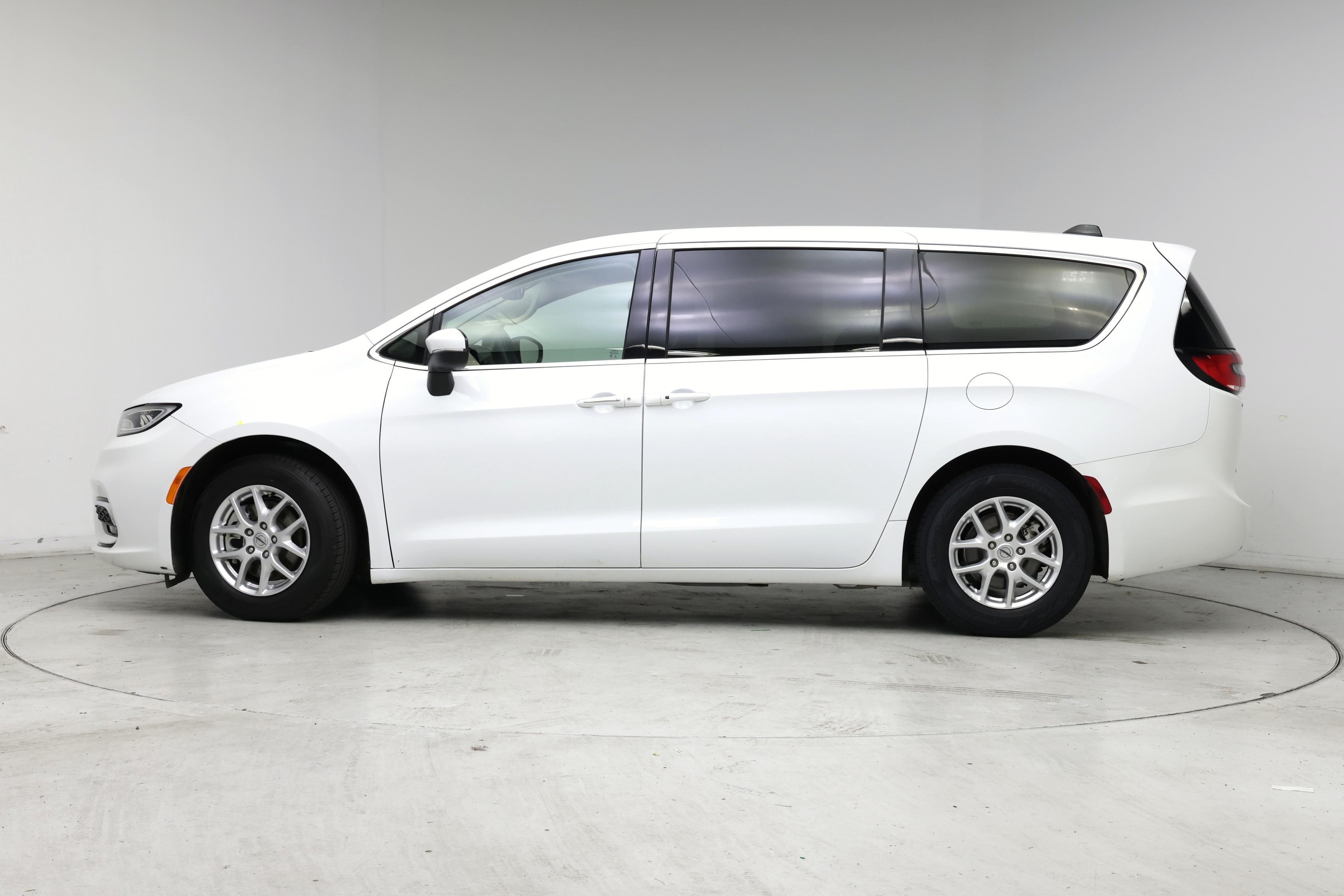 Thumbnail: 2023 Chrysler Pacifica - 3