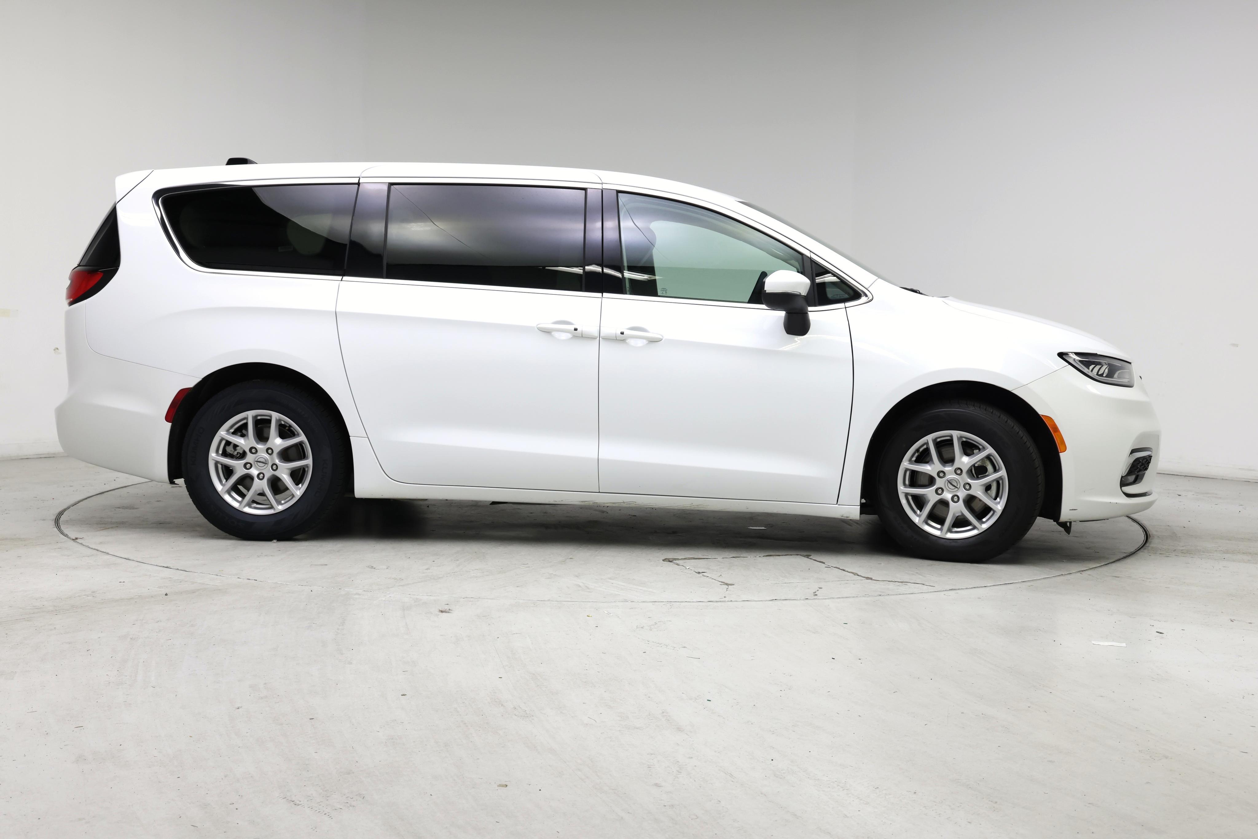 Thumbnail: 2023 Chrysler Pacifica - 7