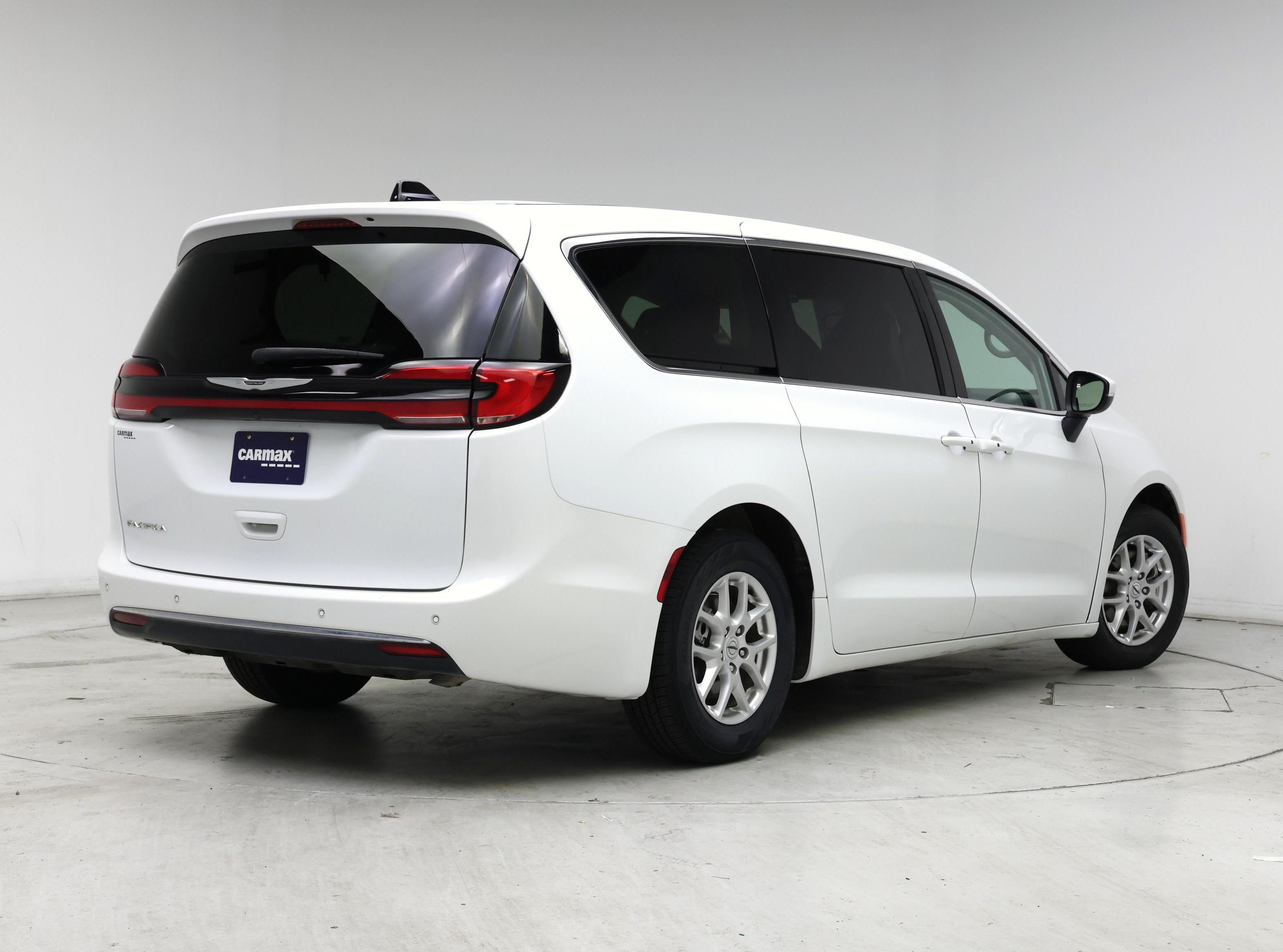 Thumbnail: 2023 Chrysler Pacifica - 8
