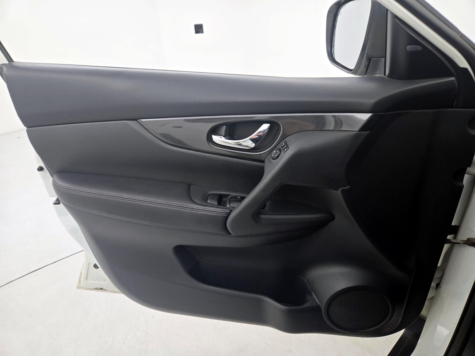 Thumbnail: 2017 Nissan Rogue - 12