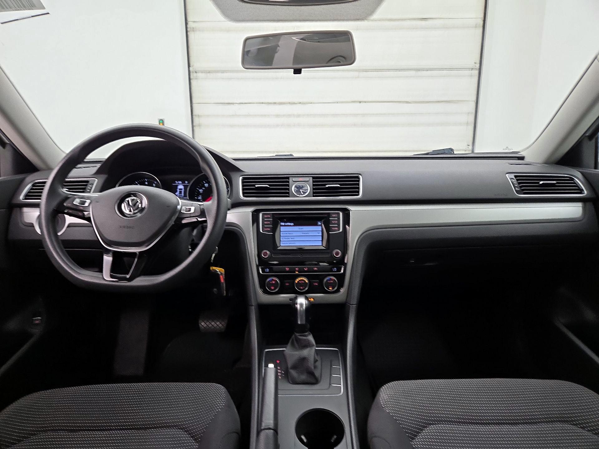 Thumbnail: 2016 Volkswagen Passat - 9