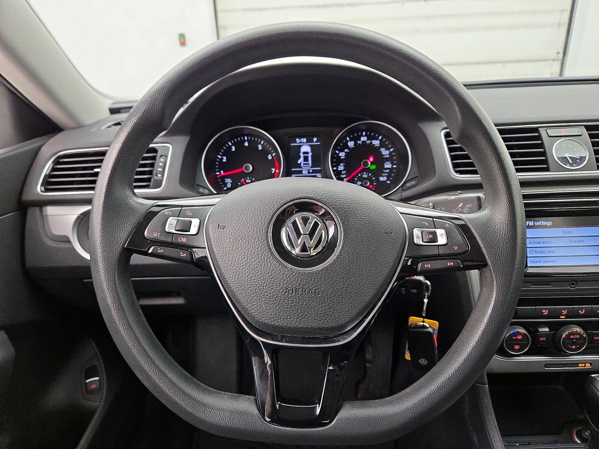 Thumbnail: 2016 Volkswagen Passat - 10