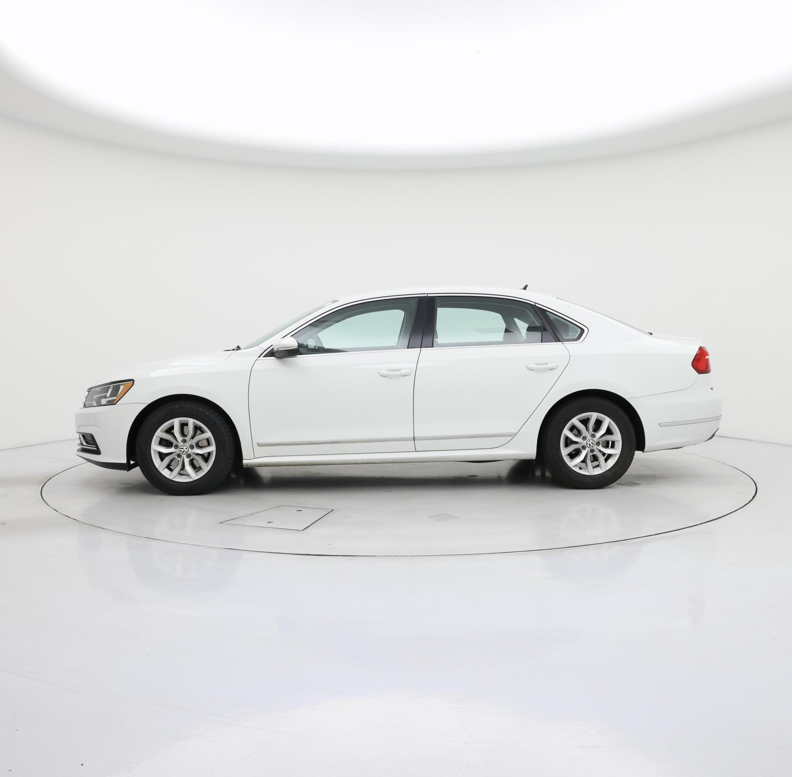 Thumbnail: 2016 Volkswagen Passat - 3