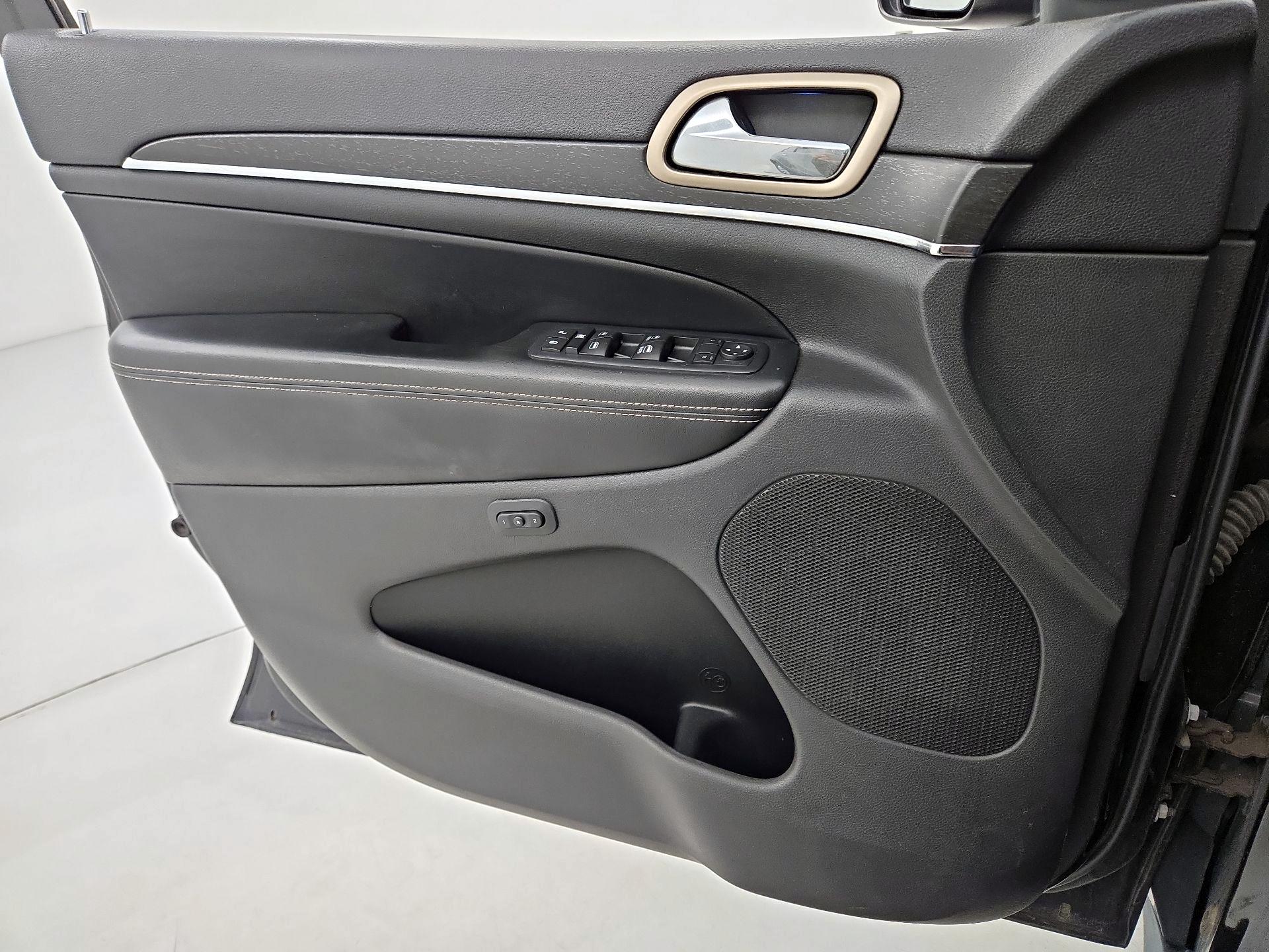 Thumbnail: 2015 Jeep Grand Cherokee - 12
