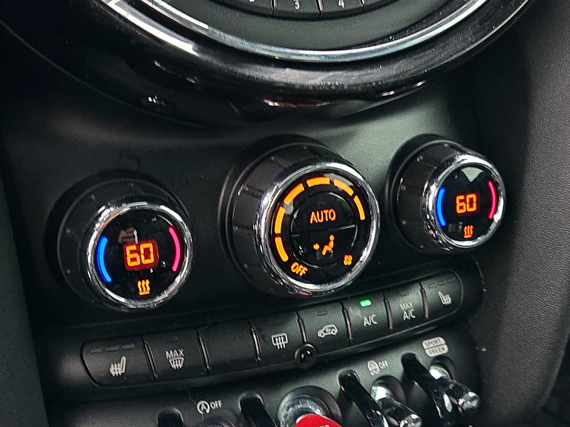 Thumbnail: 2019 MINI Cooper Hardtop - 17