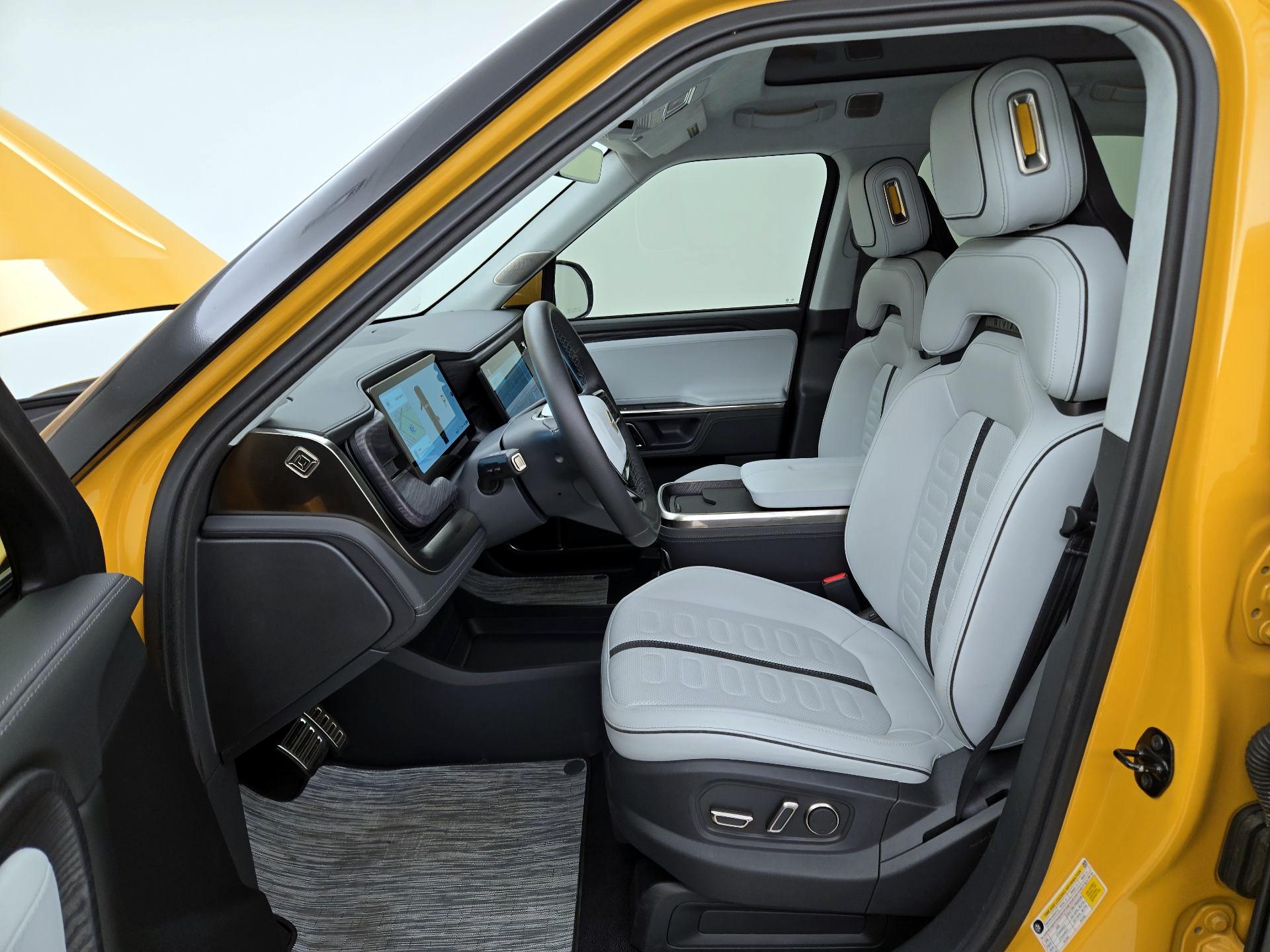 Thumbnail: 2023 Rivian R1T - 11