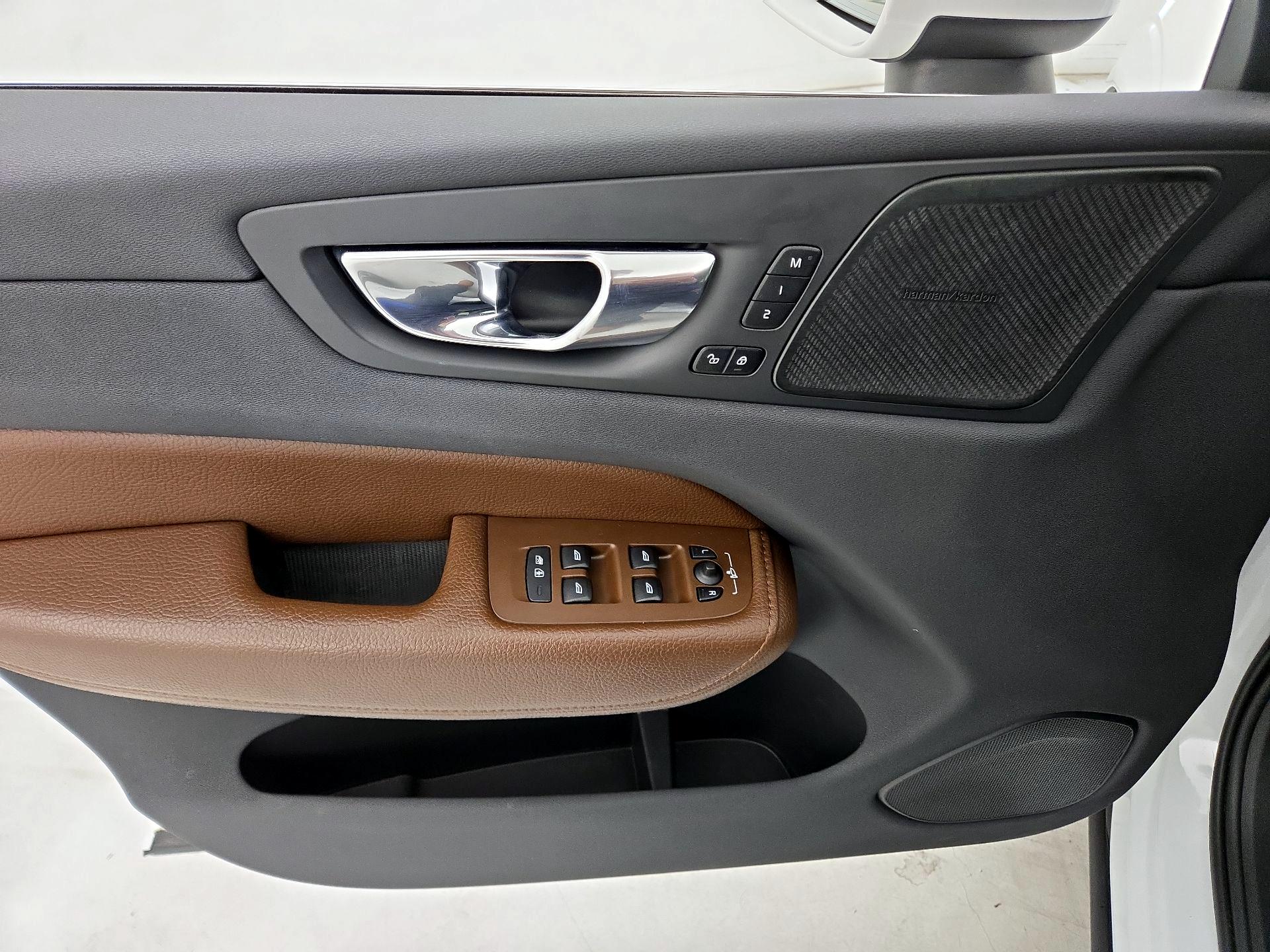 Thumbnail: 2019 Volvo XC60 - 12