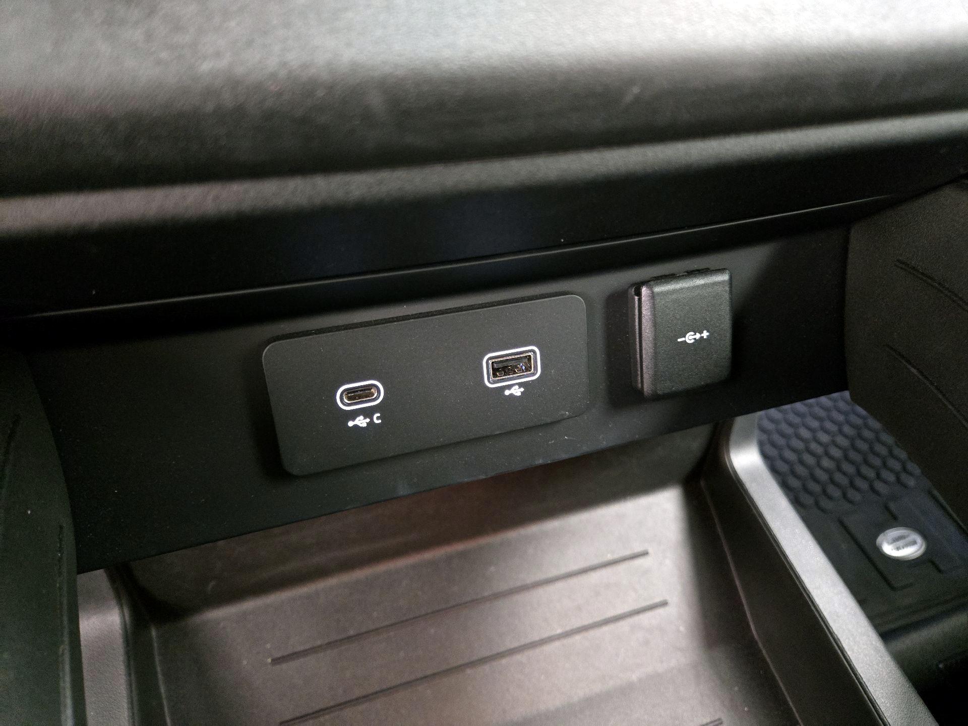 Thumbnail: 2023 Land Rover Defender - 19