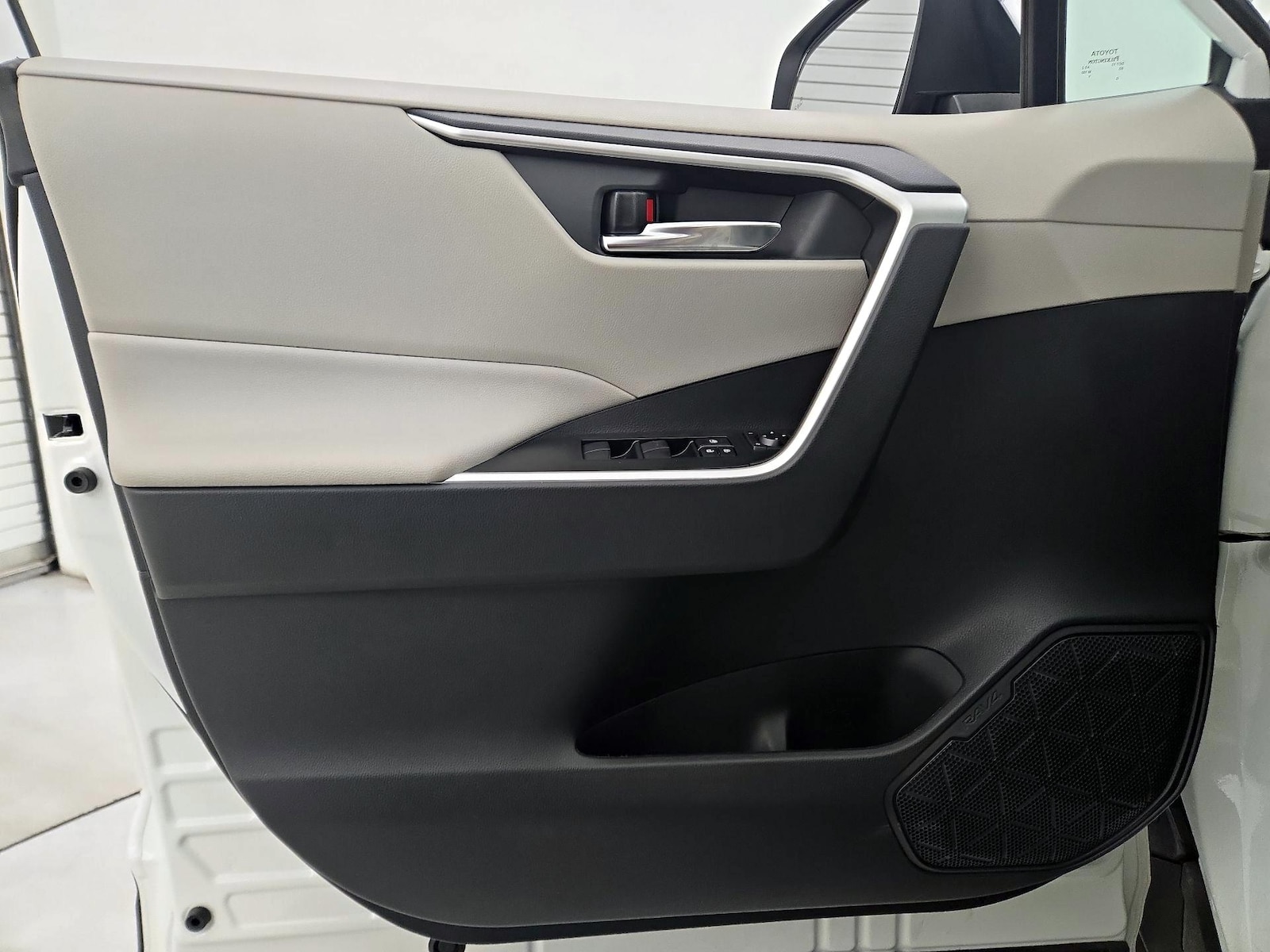 2021 Toyota RAV4 XLE - Photo 13