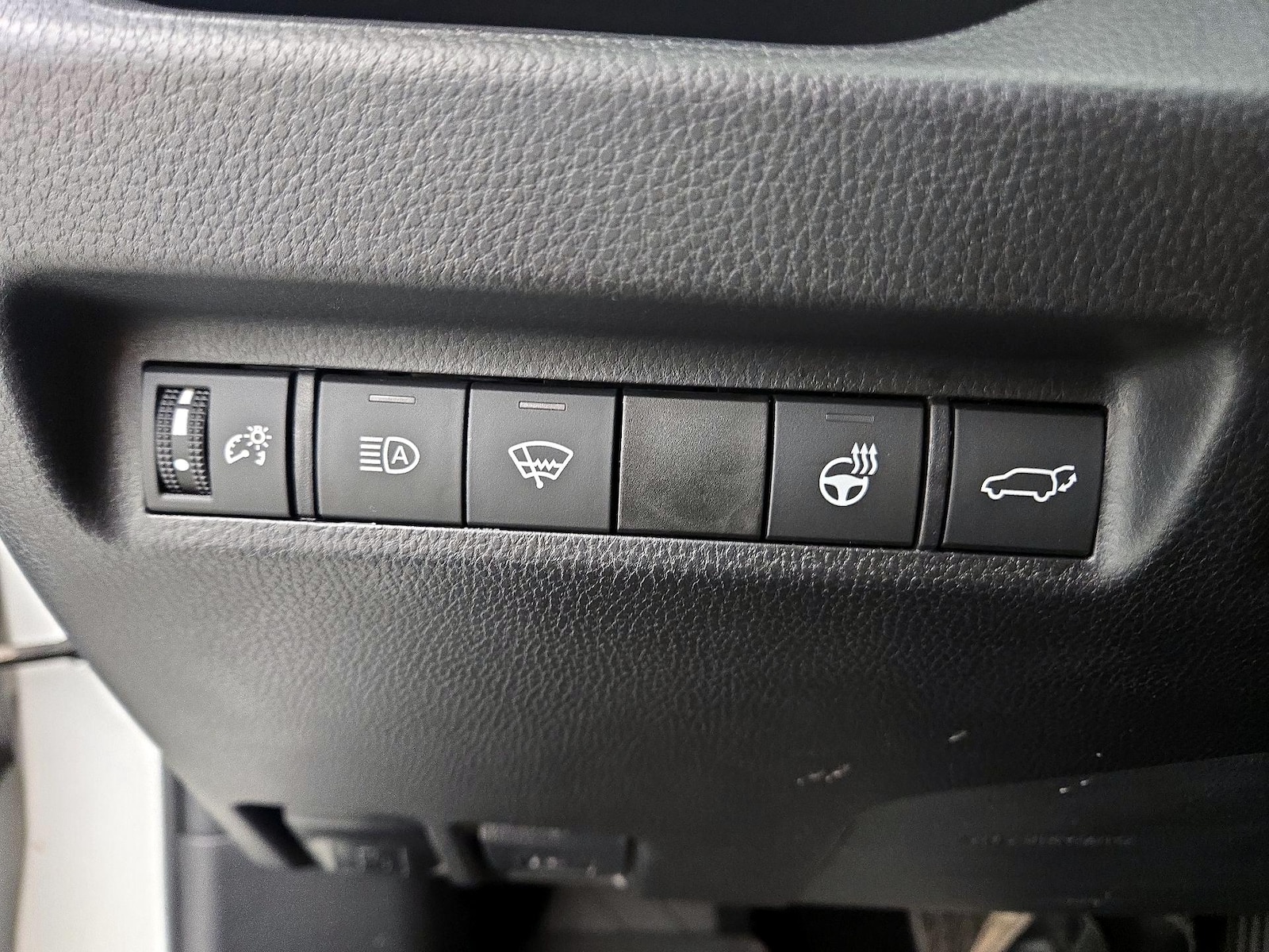 2021 Toyota RAV4 XLE - Photo 14